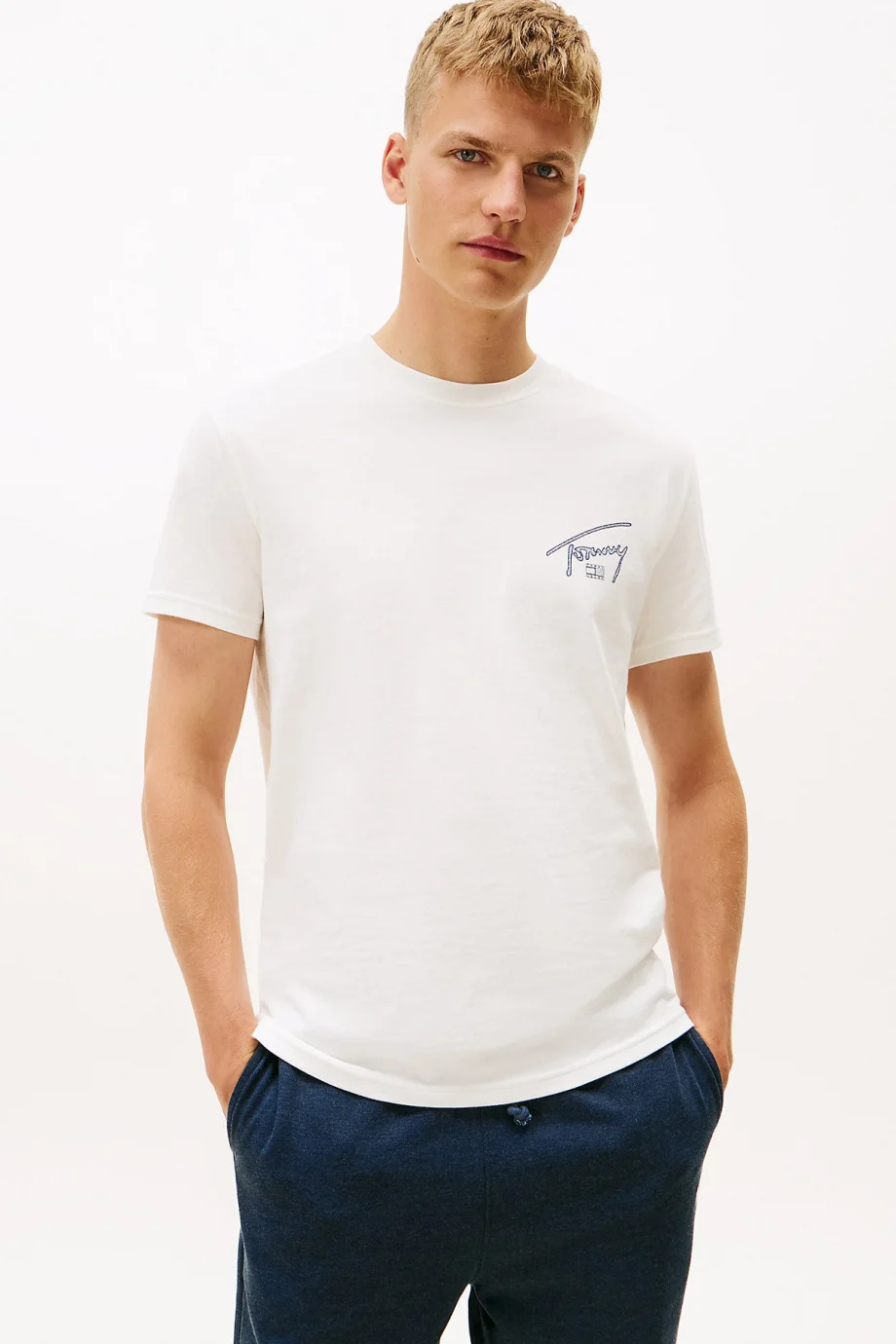 Tommy Hilfiger TJM Normal Kesim İmzalı Sırt Baskılı Erkek Beyaz T-shirt DM0DM22320YBL
