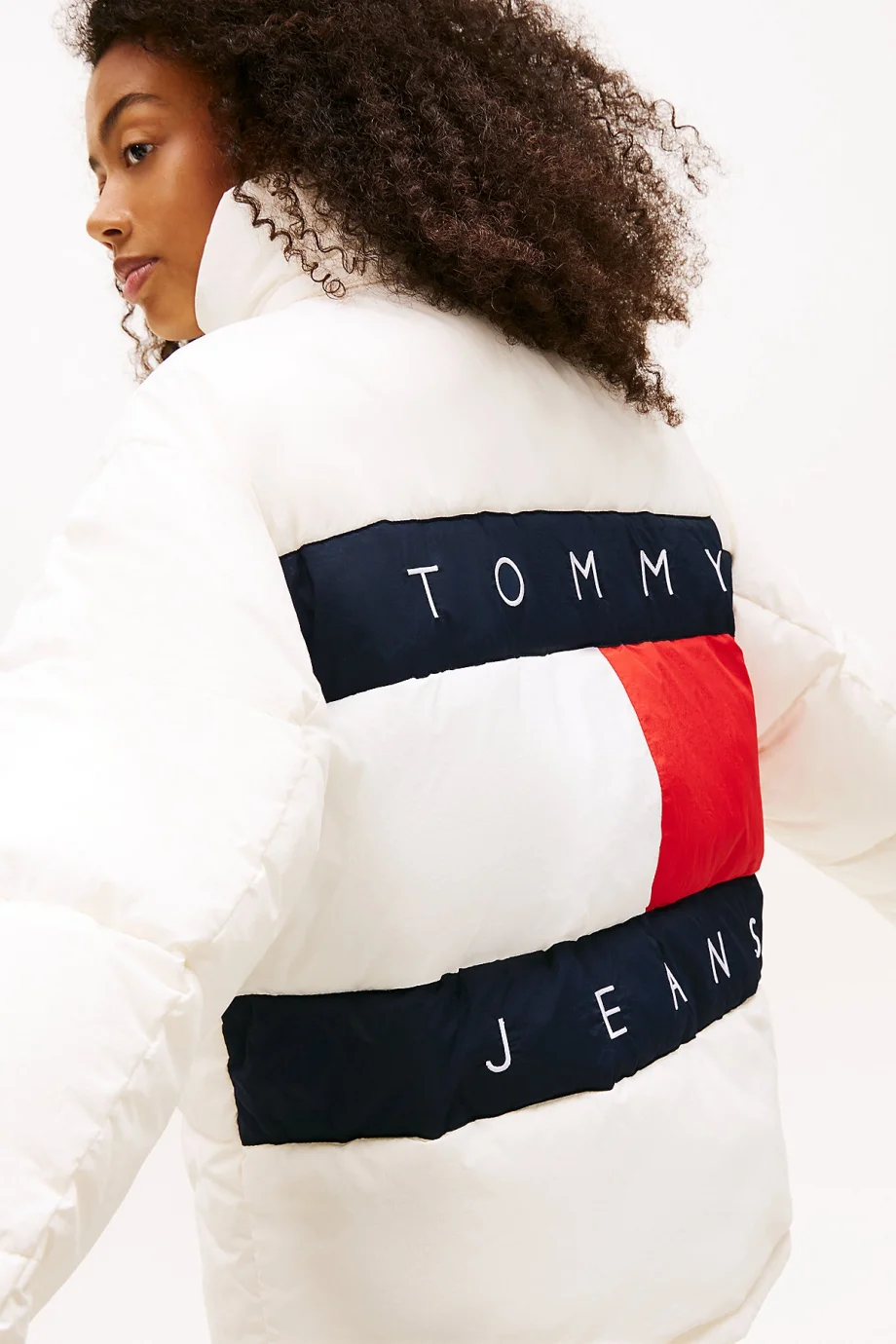 Tommy Hilfiger TJW Büyük Beden Kapüşonlu Bayraklı Şişme Kadın Beyaz Mont DW0DW22041YBH