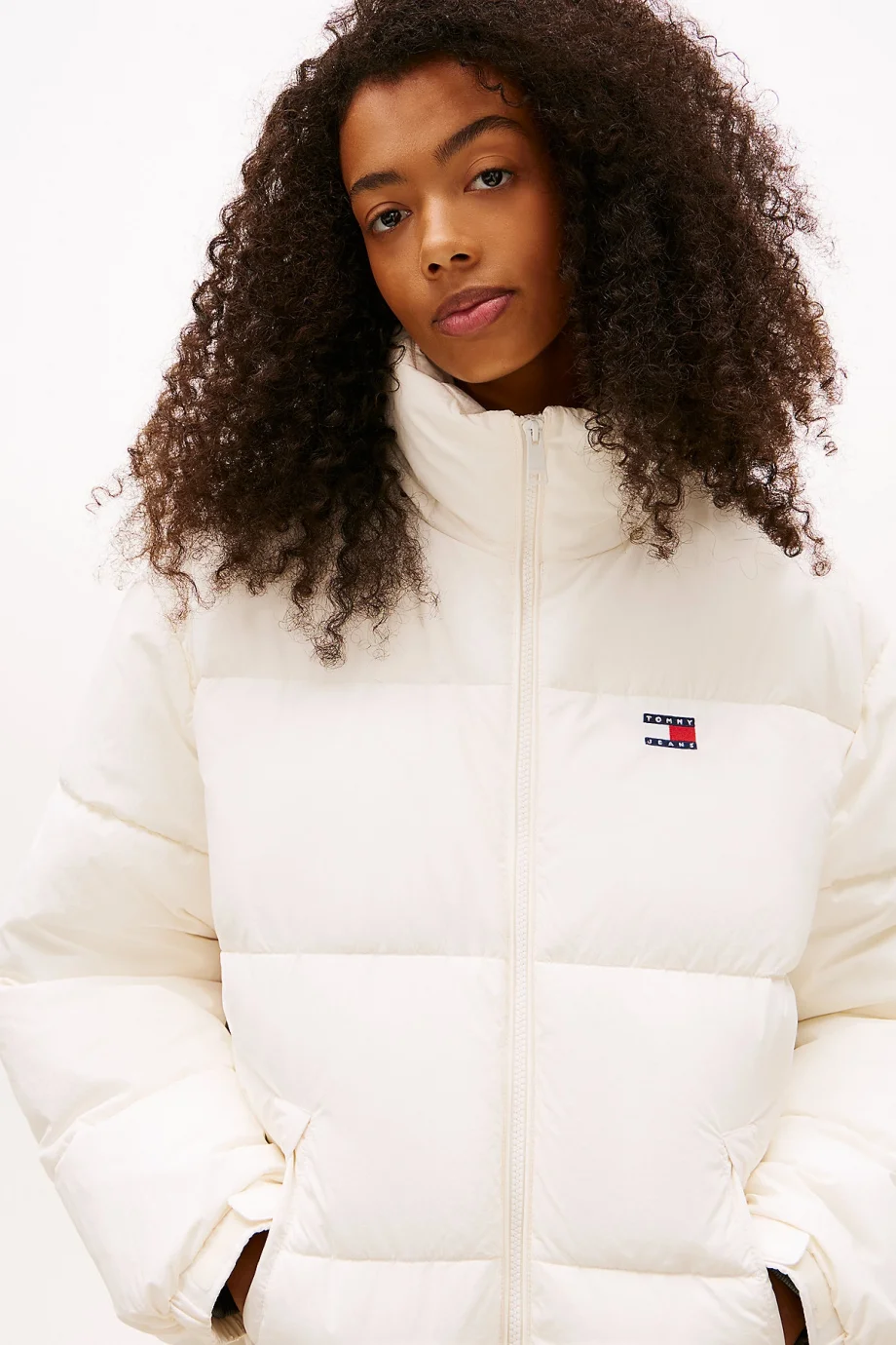 Tommy Hilfiger TJW Büyük Beden Kapüşonlu Bayraklı Şişme Kadın Beyaz Mont DW0DW22041YBH