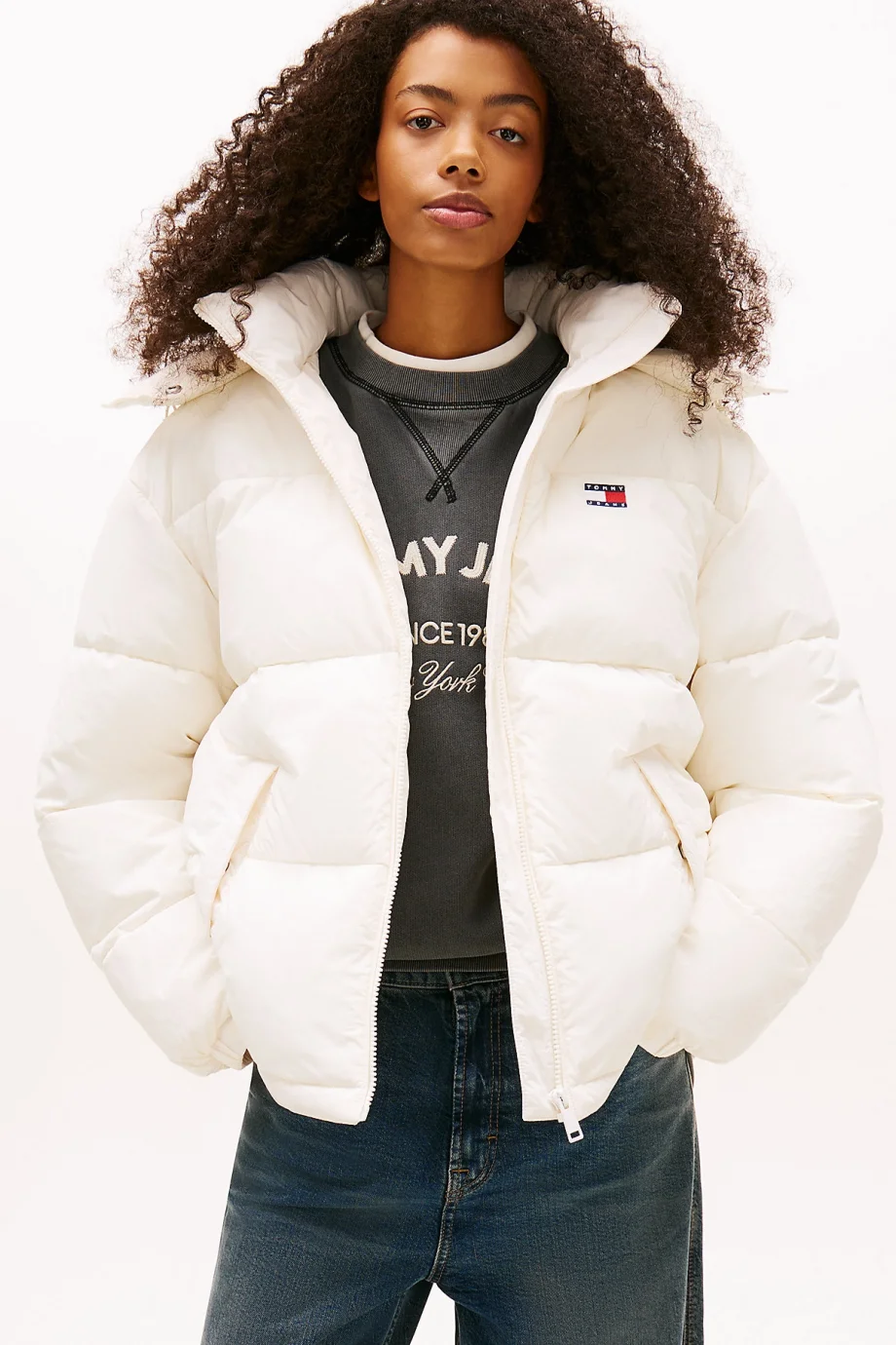 Tommy Hilfiger TJW Büyük Beden Kapüşonlu Bayraklı Şişme Kadın Beyaz Mont DW0DW22041YBH