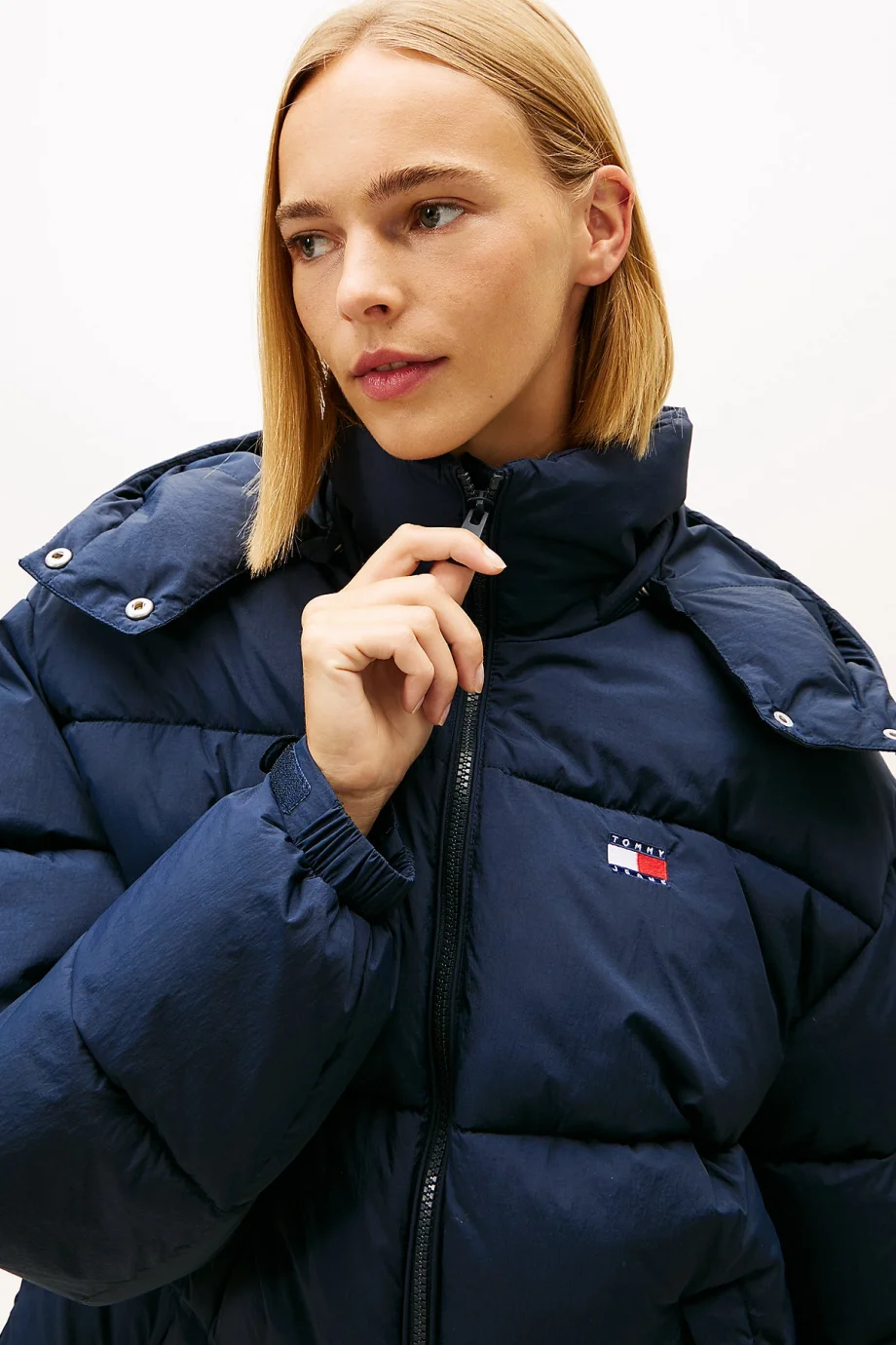 Tommy Hilfiger TJW Büyük Beden Kapüşonlu Bayraklı Şişme Kadın Mavi Mont DW0DW22041C1G