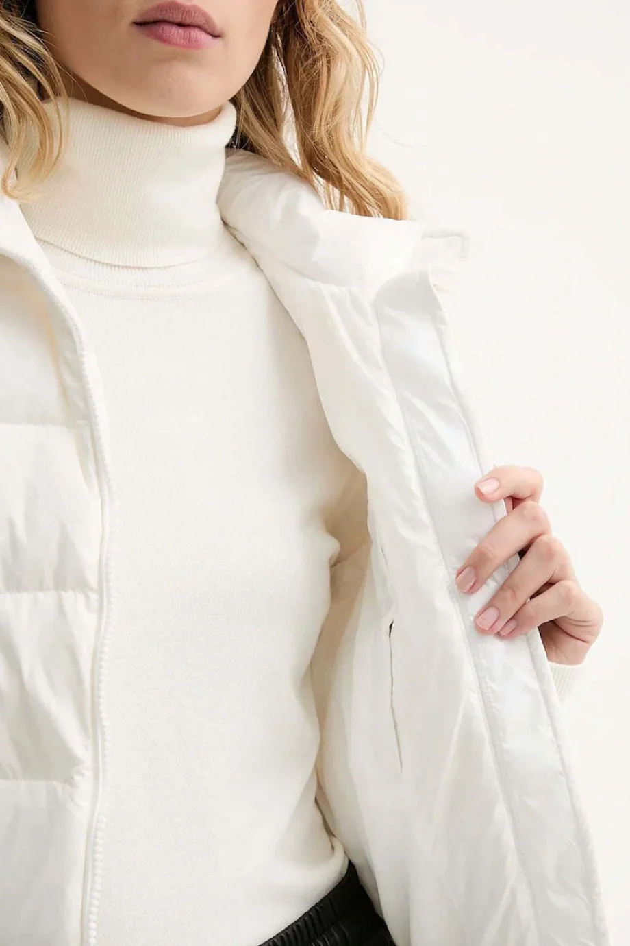 Tommy Hilfiger TJW Dar Kesim Fermuarlı Baskılı Kuş Tüyü Kadın Beyaz Yelek DW0DW21622YBL