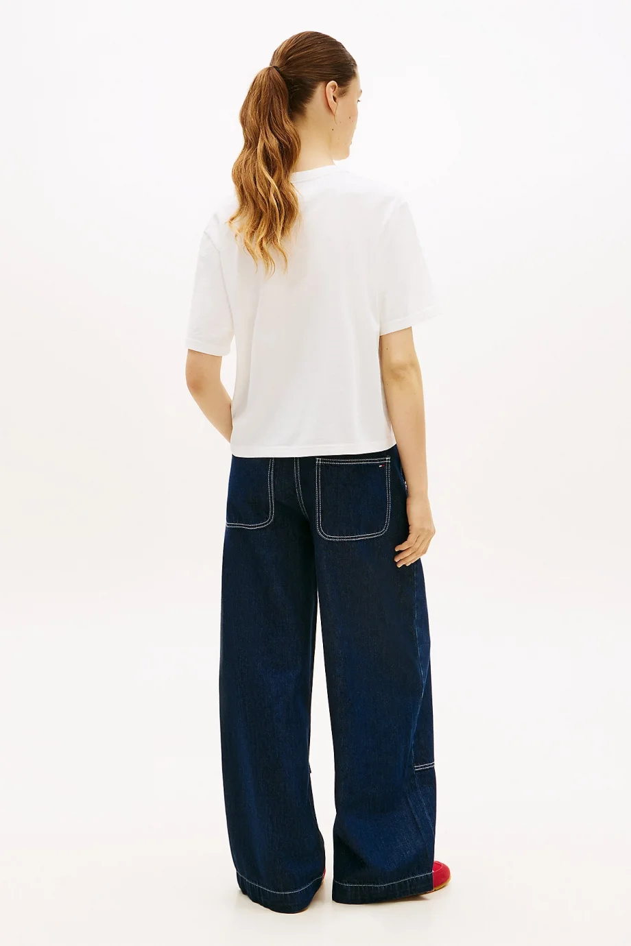 Tommy Hilfiger TJW Kutulu Kesim Amblemli Kadın Beyaz T-shirt DW0DW22202YBL