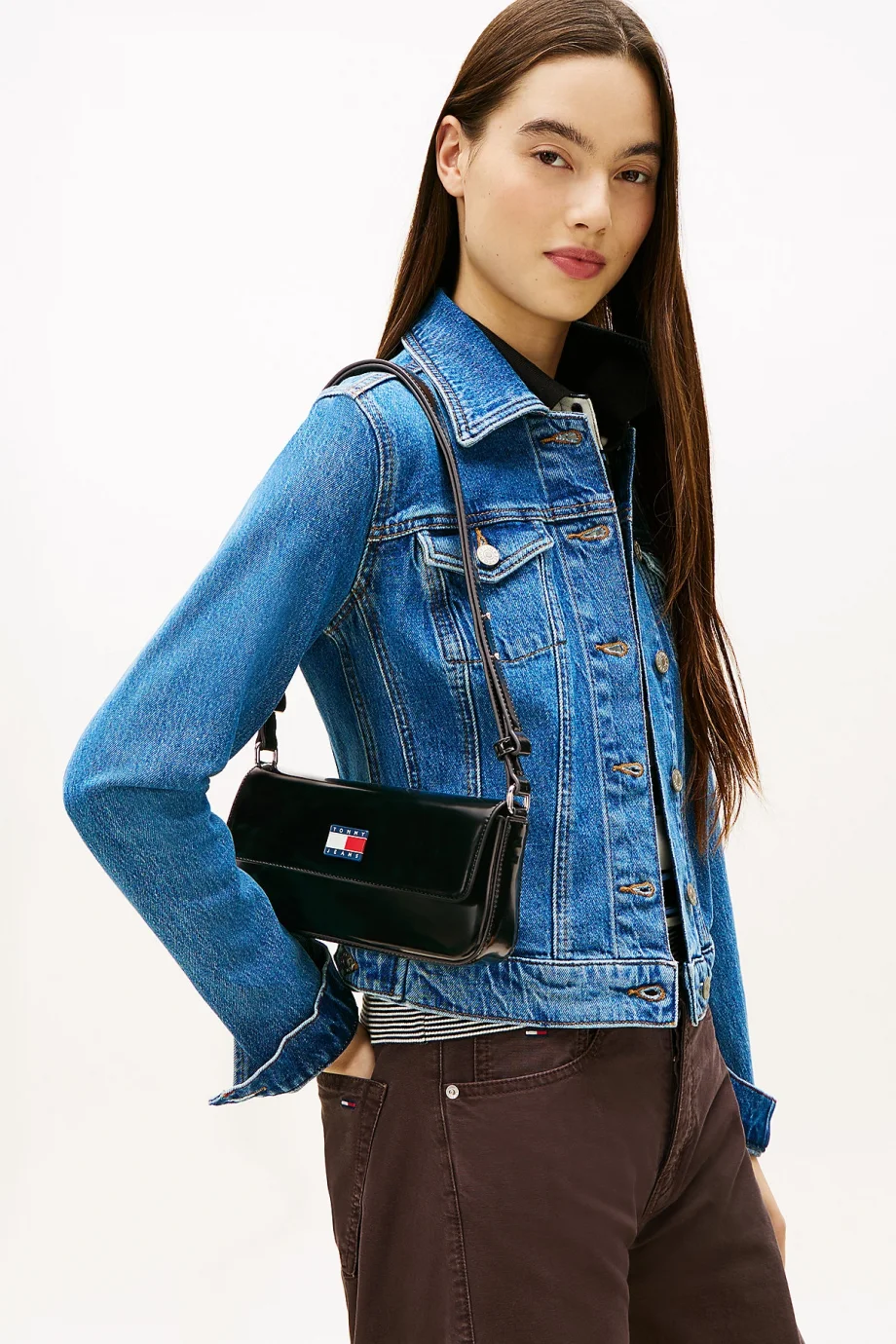 Tommy Hilfiger TJW Must Kapaklı Çapraz Askılı Kadın Siyah Çapraz Çanta AW0AW18080BDS