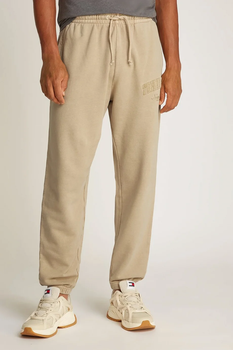 Tommy Hilfiger TJM RLX VINTAGE VARSITY JOGGER Erkek BEJ Eşofman Altı DM0DM20279ACT