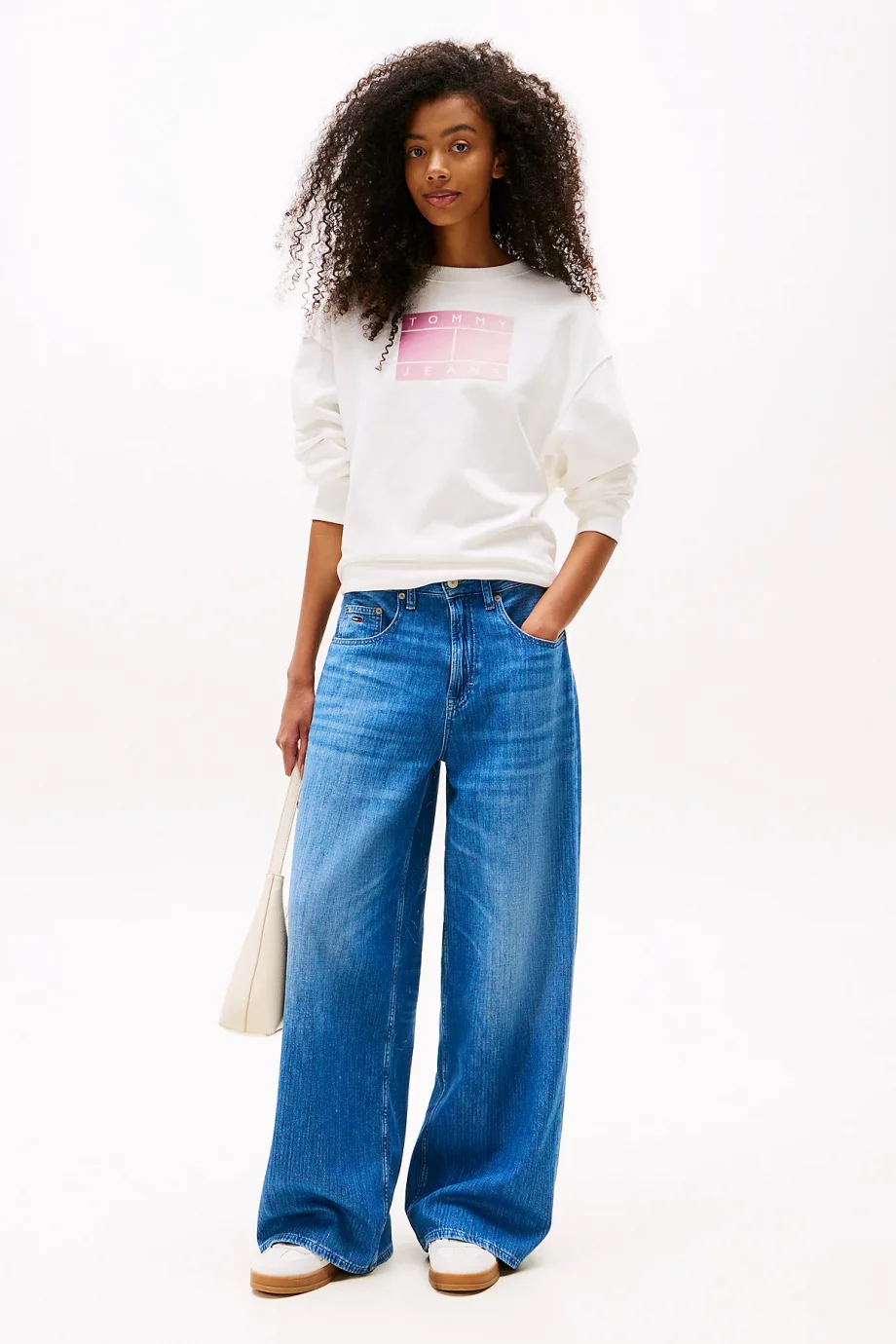 Tommy Hilfiger TJW RLX GRADIENT FLAG CREW Kadın Beyaz Sweatshirt DW0DW21396YBL