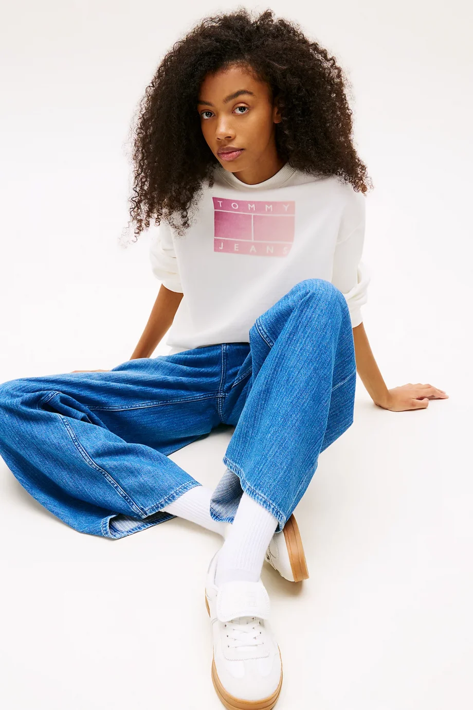 Tommy Hilfiger TJW RLX GRADIENT FLAG CREW Kadın Beyaz Sweatshirt DW0DW21396YBL