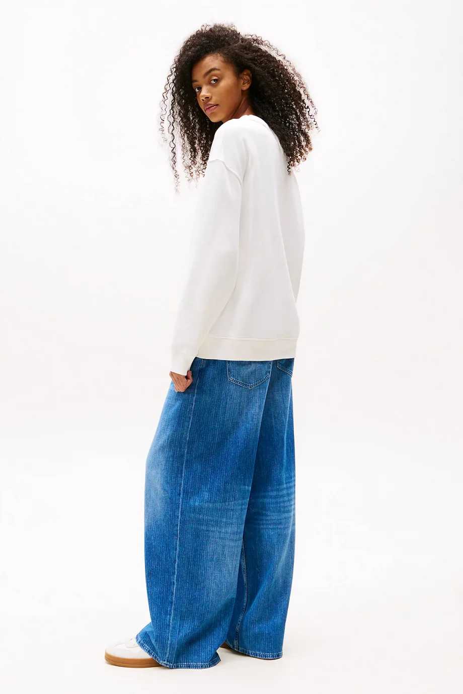 Tommy Hilfiger TJW RLX GRADIENT FLAG CREW Kadın Beyaz Sweatshirt DW0DW21396YBL