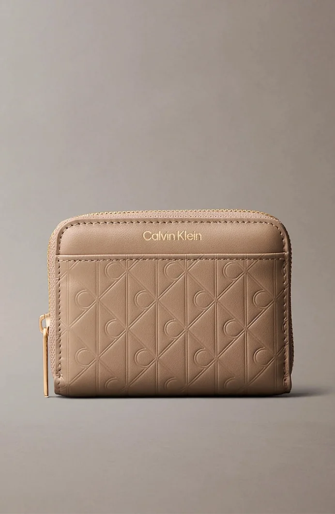 Calvin Klein Amblemli Tamamı Baskılı Kabartmalı Fermuarlı Kadın Kahverengi Cüzdan LV04F1081G-VFU