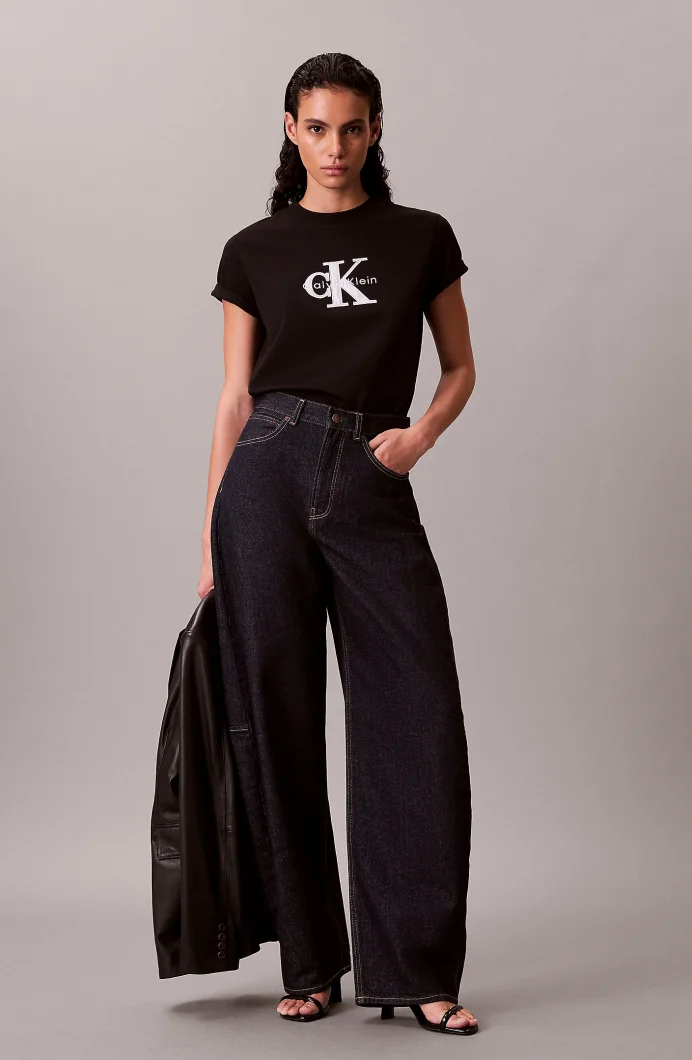 Calvin Klein Kısa Kollu Klasik Monologo Metalik Bisiklet Yaka Kadın Siyah T-shirt LV047E819G-UB1