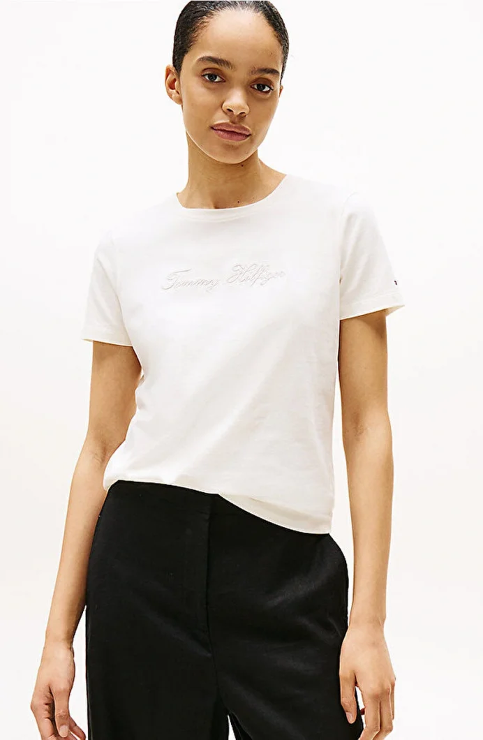 Tommy Hilfiger Kadın Simli Yazı Baskılı Normal Kesim Kısa Kollu Beyaz T-shirt WW0WW47210YA8
