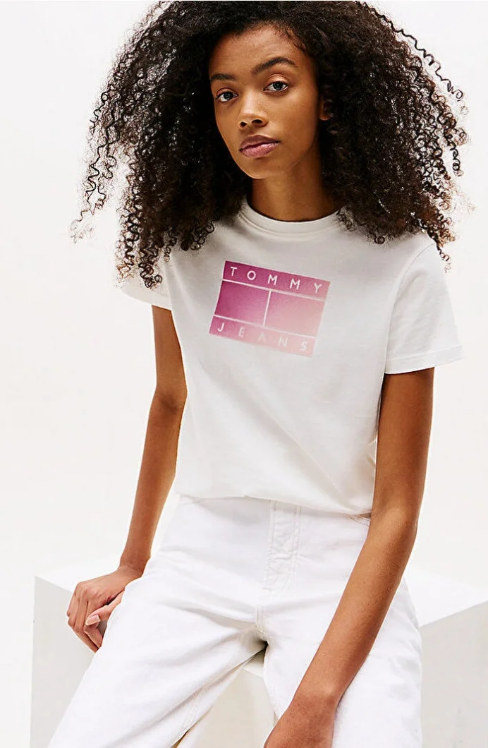 Tommy Hilfiger TJW REG GRADIENT FLAG SS Kadın Beyaz T-shirt DW0DW20905YBL
