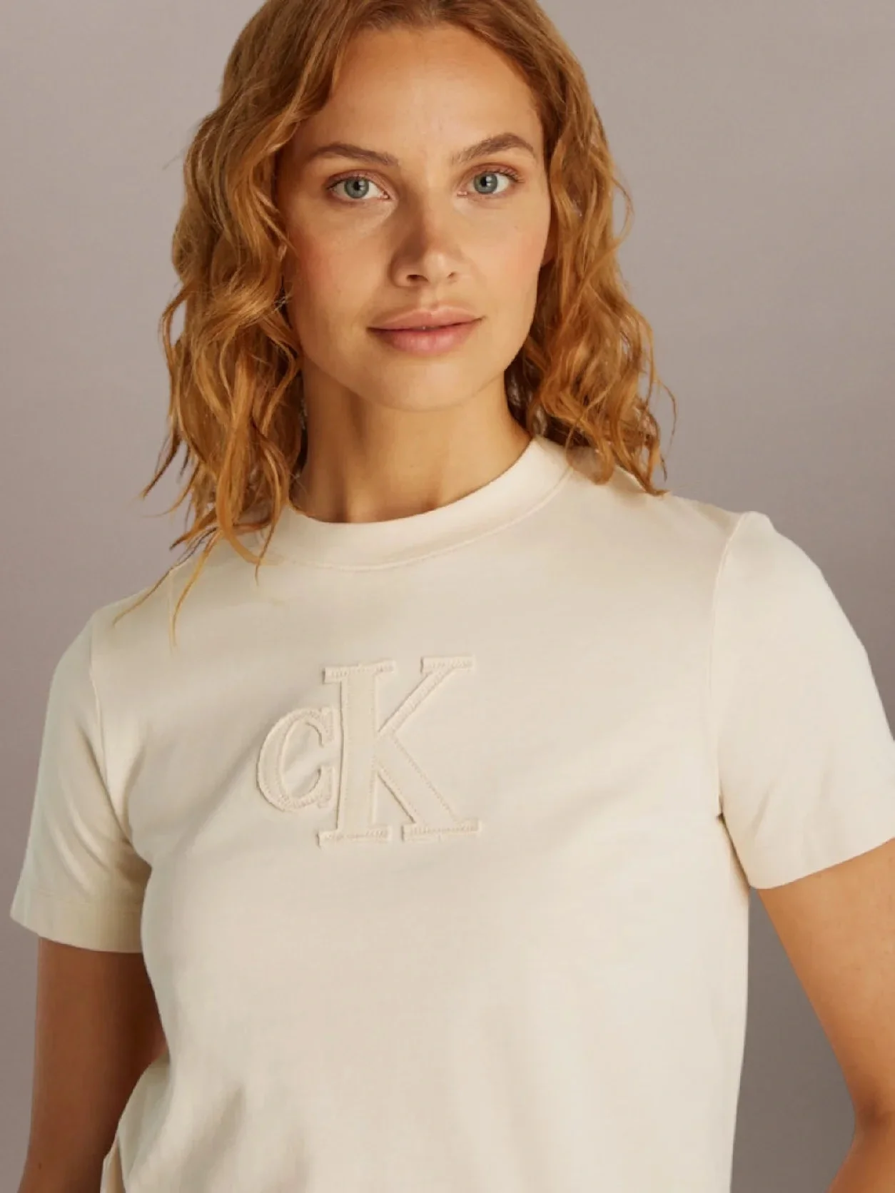 Calvin Klein CK APPLIQUE REGULAR TEE Kadın  T-shirt J20J225256-AEA