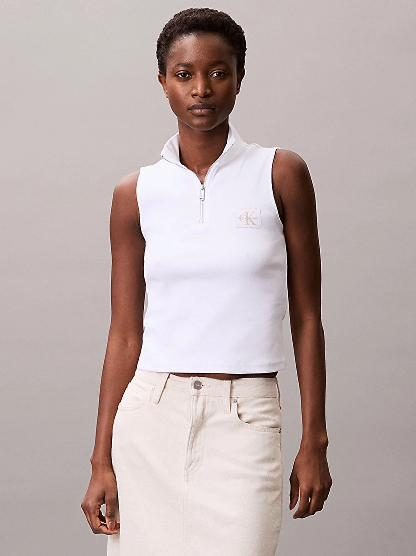 Calvin Klein Kadın Etiketli Kolsuz Yarım Fermuarlı Beyaz Bluz LV047C909G-YAA