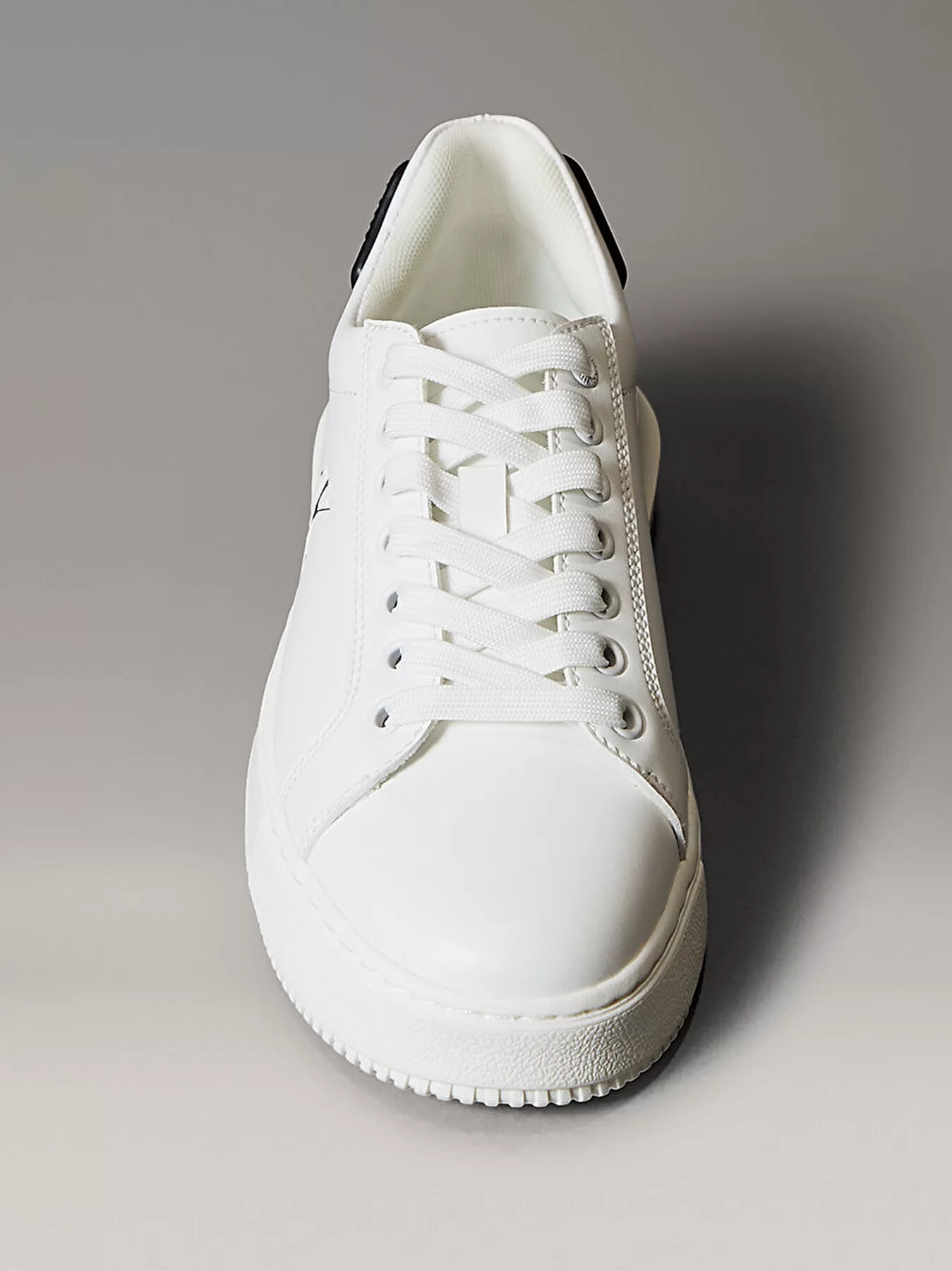 Calvin Klein Jeans Kadın Kalın Tabanlı Arma Detaylı Deri Beyaz Sneaker YW0YW01846-01W