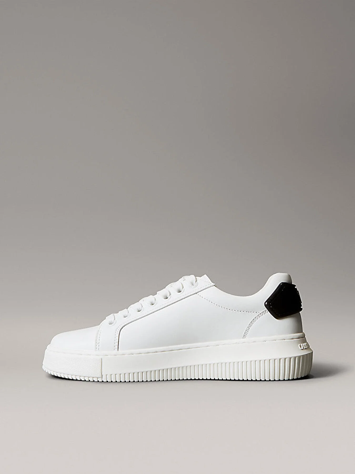 Calvin Klein Jeans Kadın Kalın Tabanlı Arma Detaylı Deri Beyaz Sneaker YW0YW01846-01W