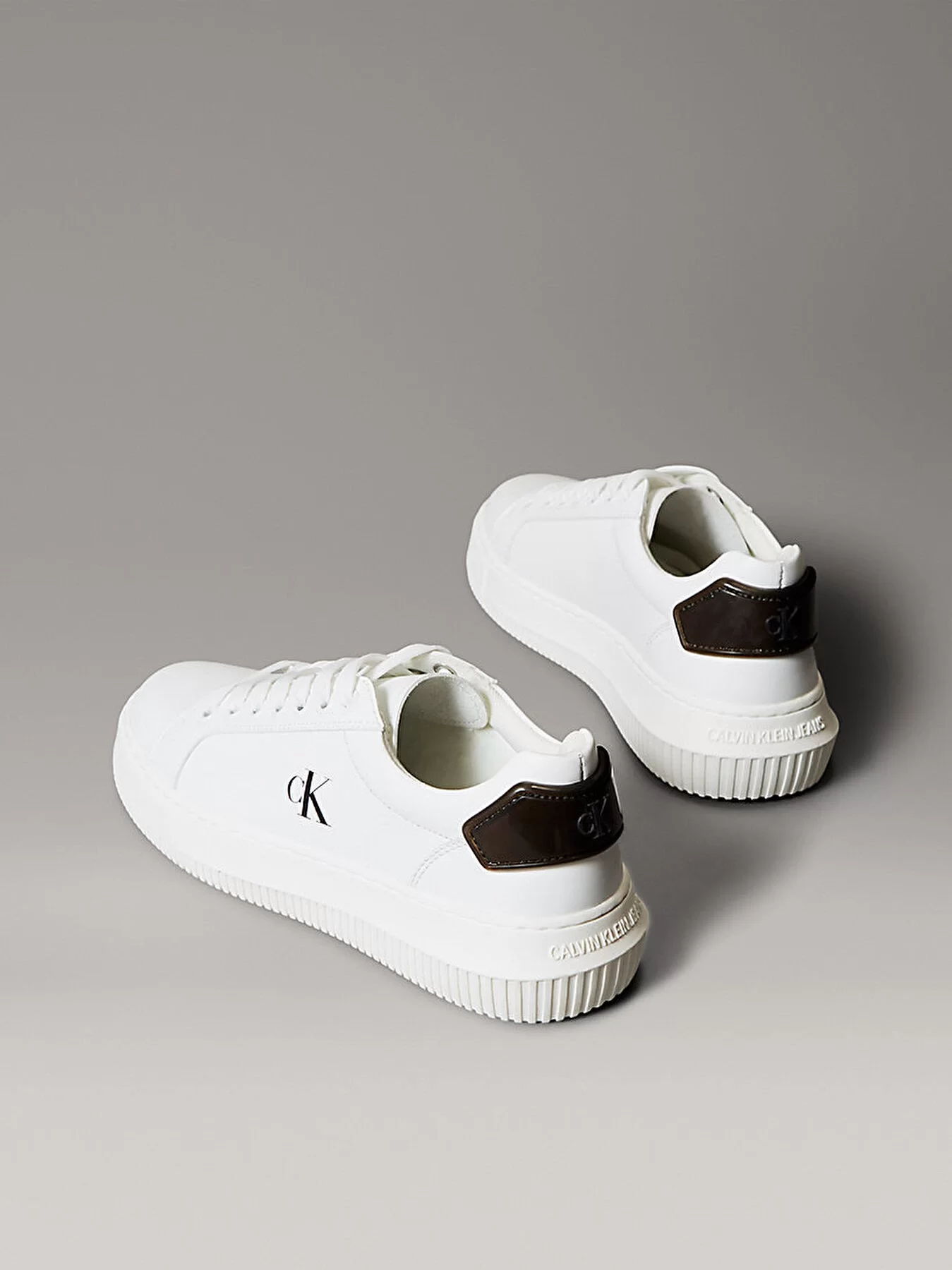 Calvin Klein Jeans Kadın Kalın Tabanlı Arma Detaylı Deri Beyaz Sneaker YW0YW01846-01W