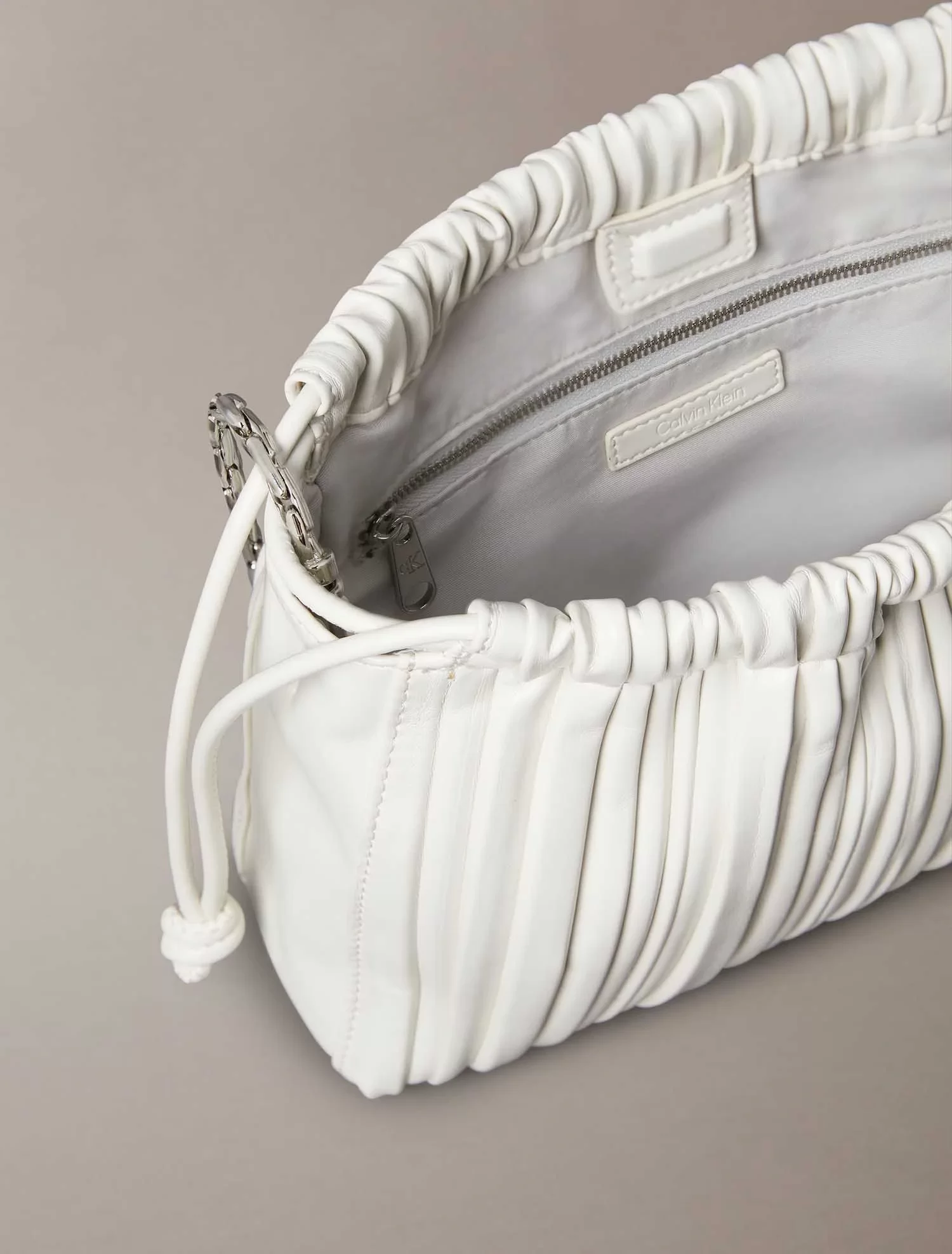 Calvin Klein Jeans PLISSE DRAWSTRING BAG Kadın Beyaz Çanta LV04F3076G-FUP