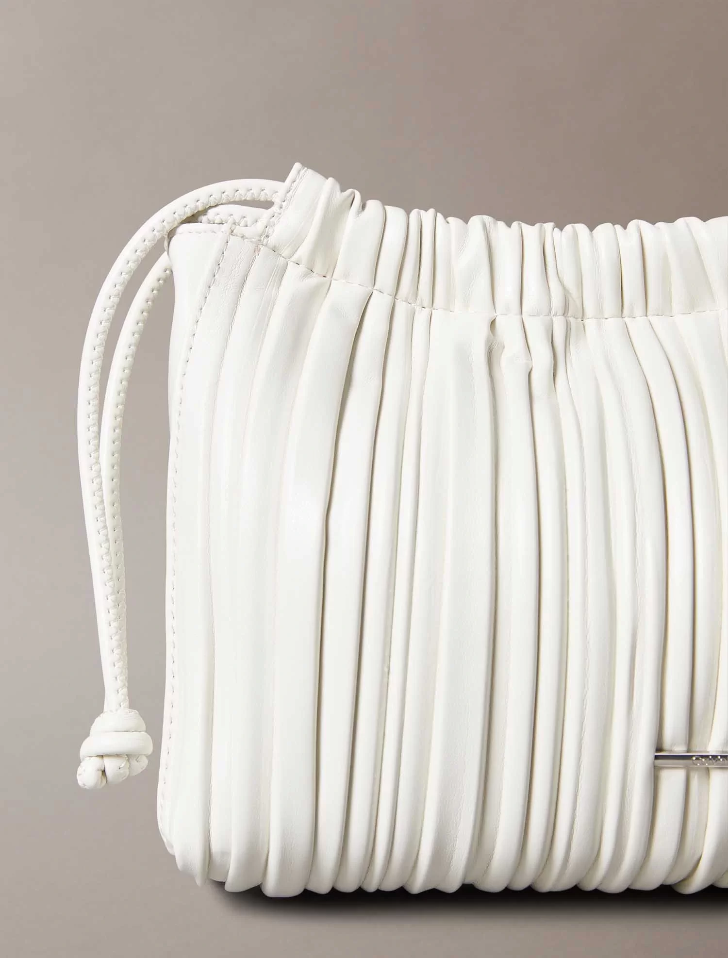 Calvin Klein Jeans PLISSE DRAWSTRING BAG Kadın Beyaz Çanta LV04F3076G-FUP