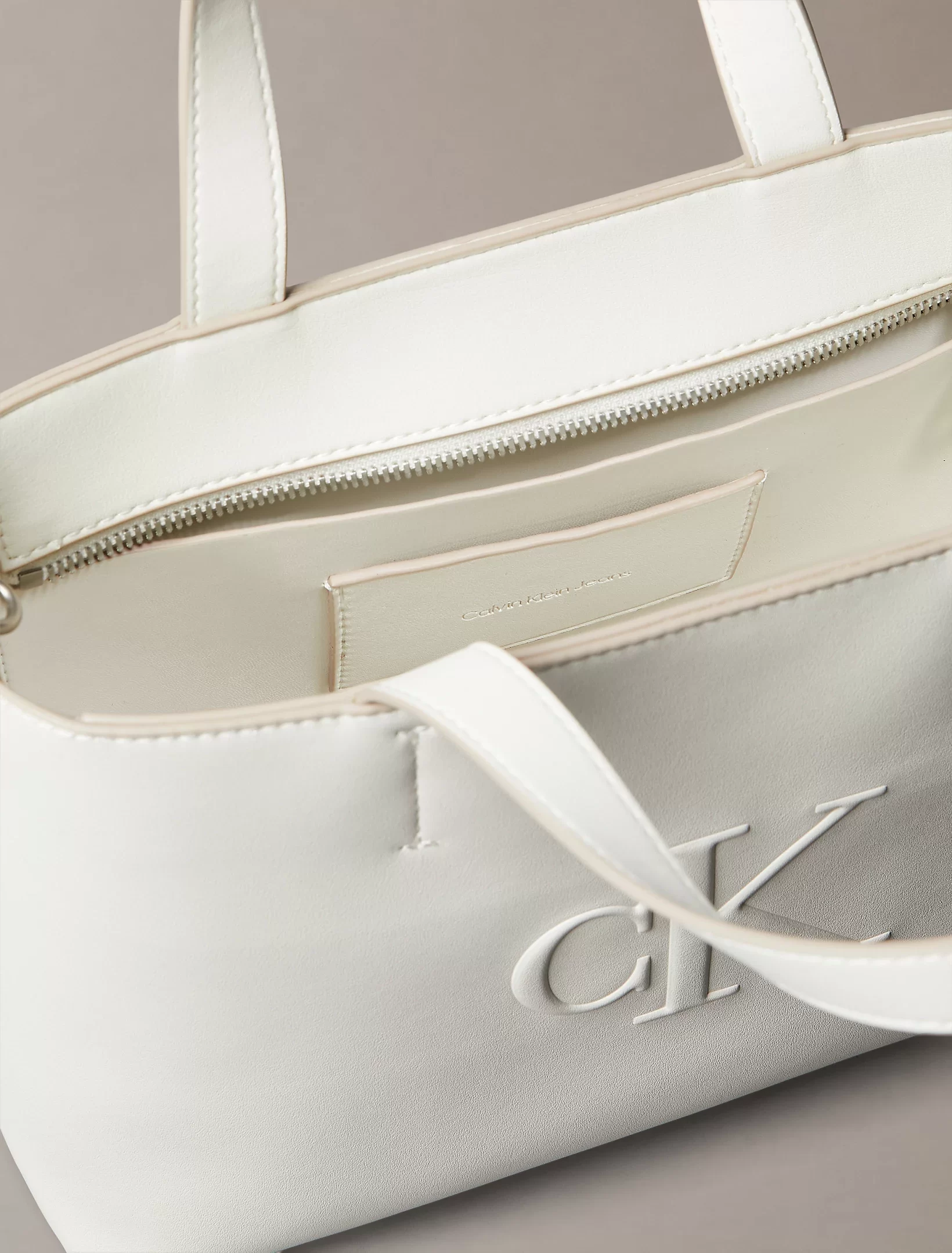 Calvin Klein Jeans SCULPTED MINI EW TOTE Kadın Beyaz Çanta LV04K3111G-FUP