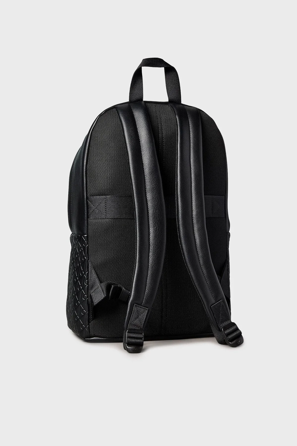 Calvin Klein Kabartma Logolu Yuvarlak Erkek Siyah Sırt Çantası LV04D3202G-UB1