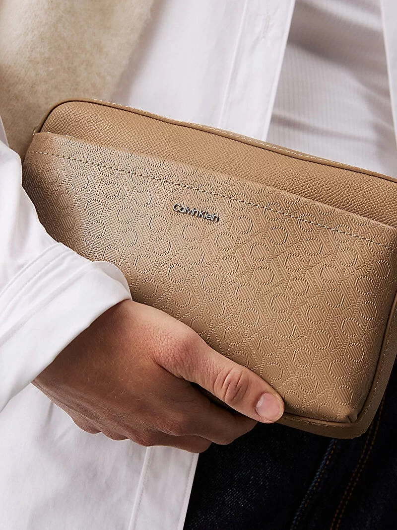 Calvin Klein CK MUST CONV CAMERA BAG_MONO Kadın Bej Çapraz Çanta K60K612808-0F4