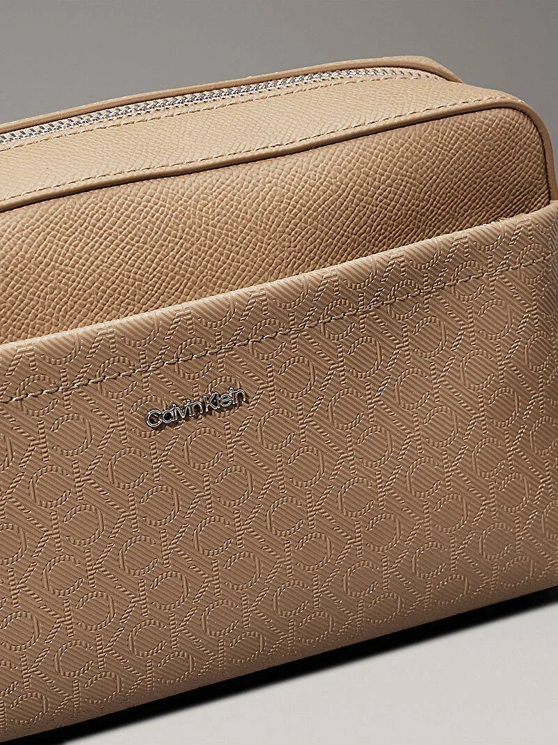 Calvin Klein CK MUST CONV CAMERA BAG_MONO Kadın Bej Çapraz Çanta K60K612808-0F4
