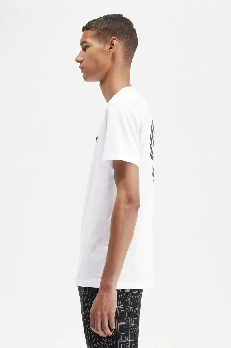 Fred Perry REAR POWDER LAUREL GRAPHIC TEE Erkek  T-shirt M7784-100