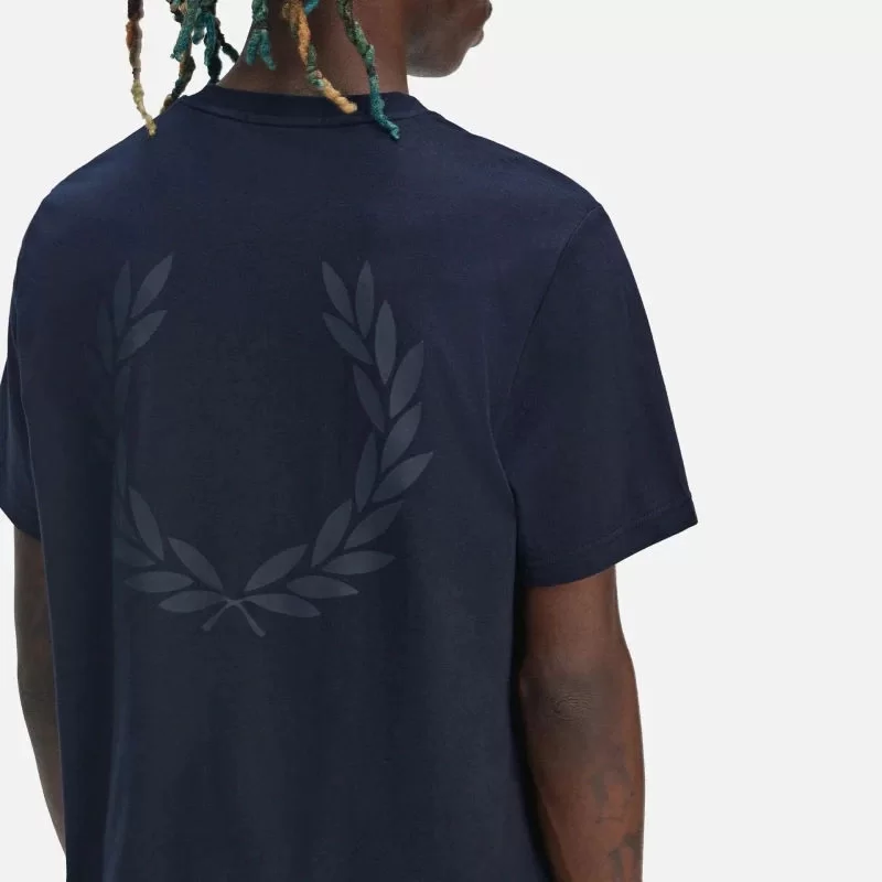 Fred Perry REAR POWDER LAUREL GRAPHIC TEE Erkek  T-shirt M7784-608