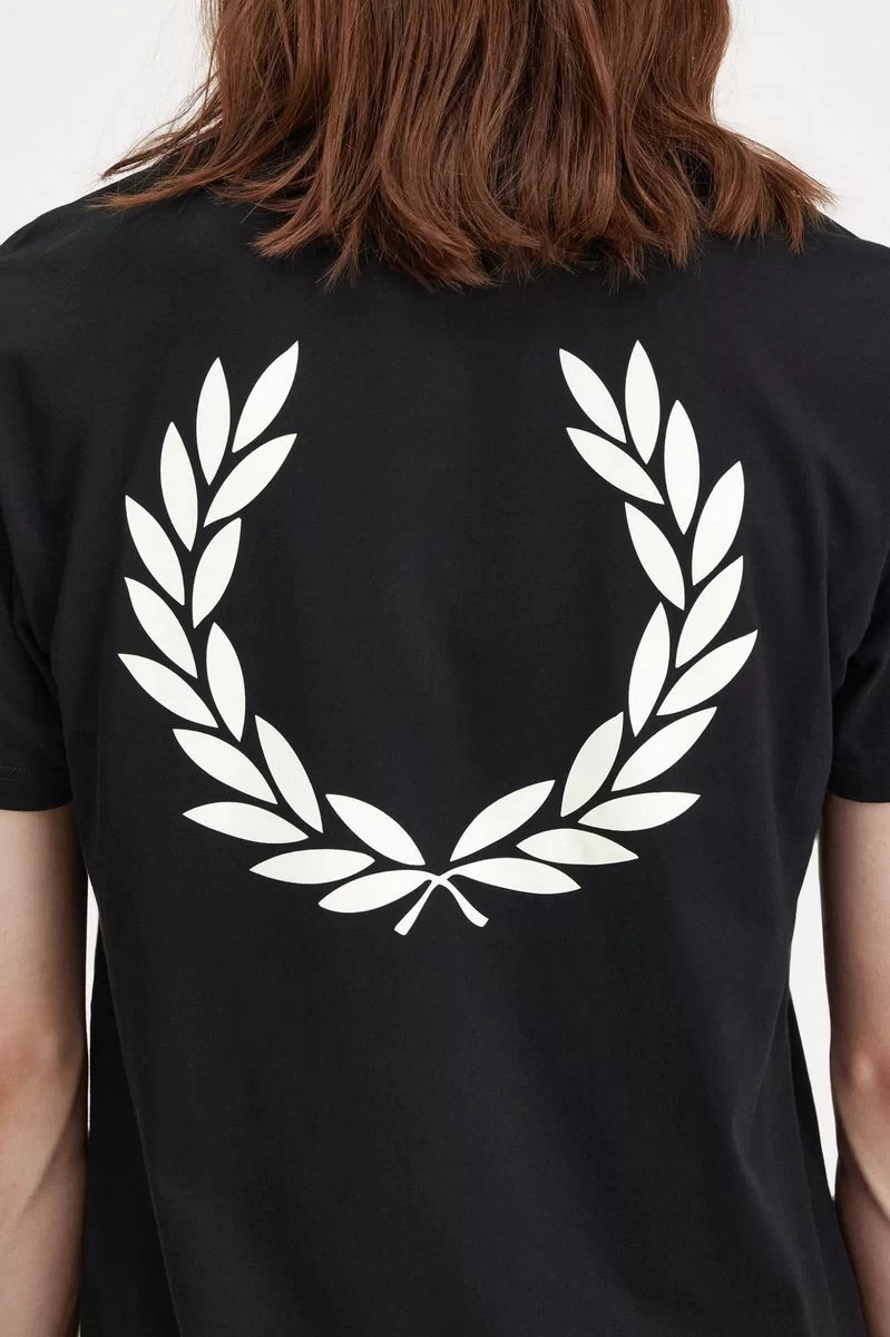 Fred Perry REAR POWDER LAUREL GRAPHIC TEE Erkek  T-shirt M7784-102
