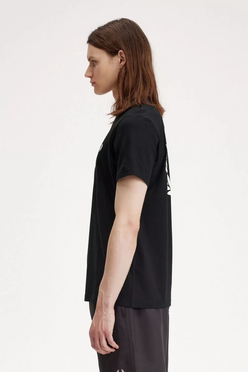 Fred Perry REAR POWDER LAUREL GRAPHIC TEE Erkek  T-shirt M7784-102
