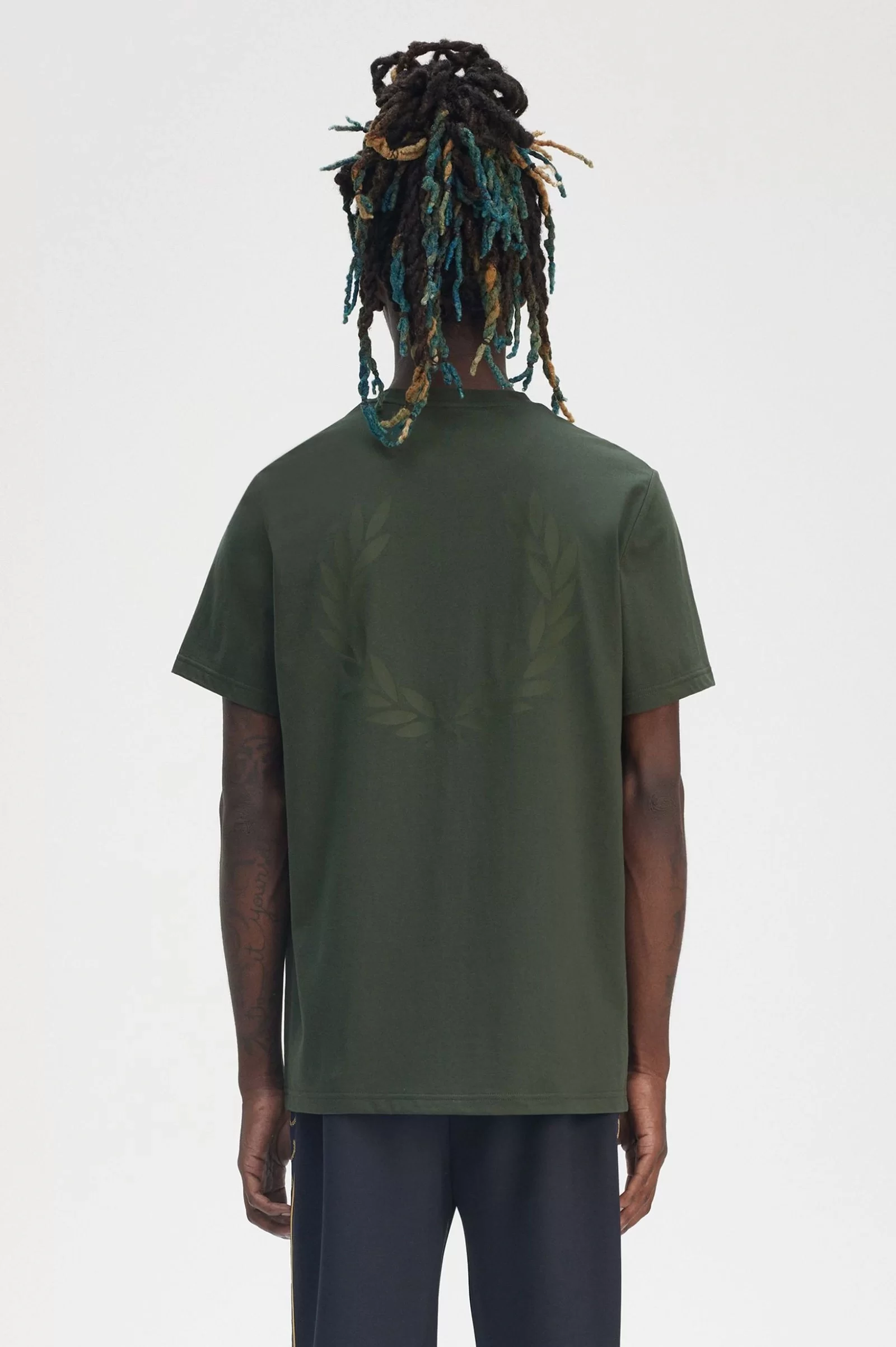 Fred Perry REAR POWDER LAUREL GRAPHIC TEE Erkek  T-shirt M7784-X89
