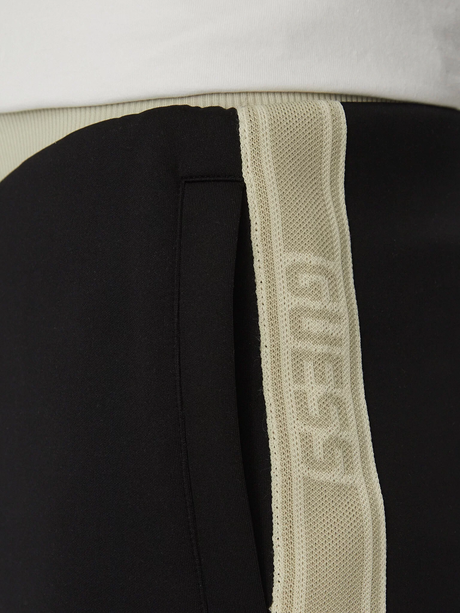 Guess CASTORE SHORT Erkek Siyah Şort Z5GD08KCRU2-JBLK
