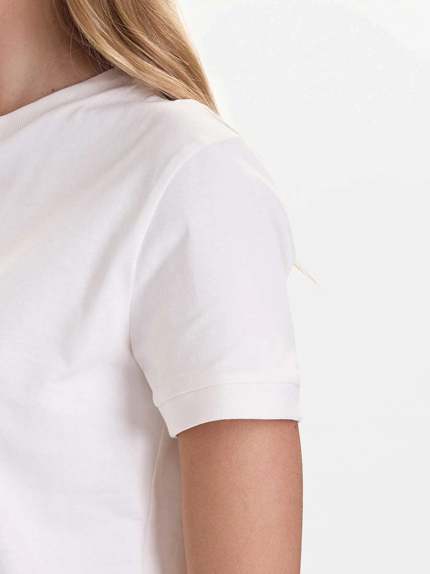 Guess Unique Kadın Beyaz Aktif Regular Fit T-Shirt V5BI16K8FQ4-G1H6