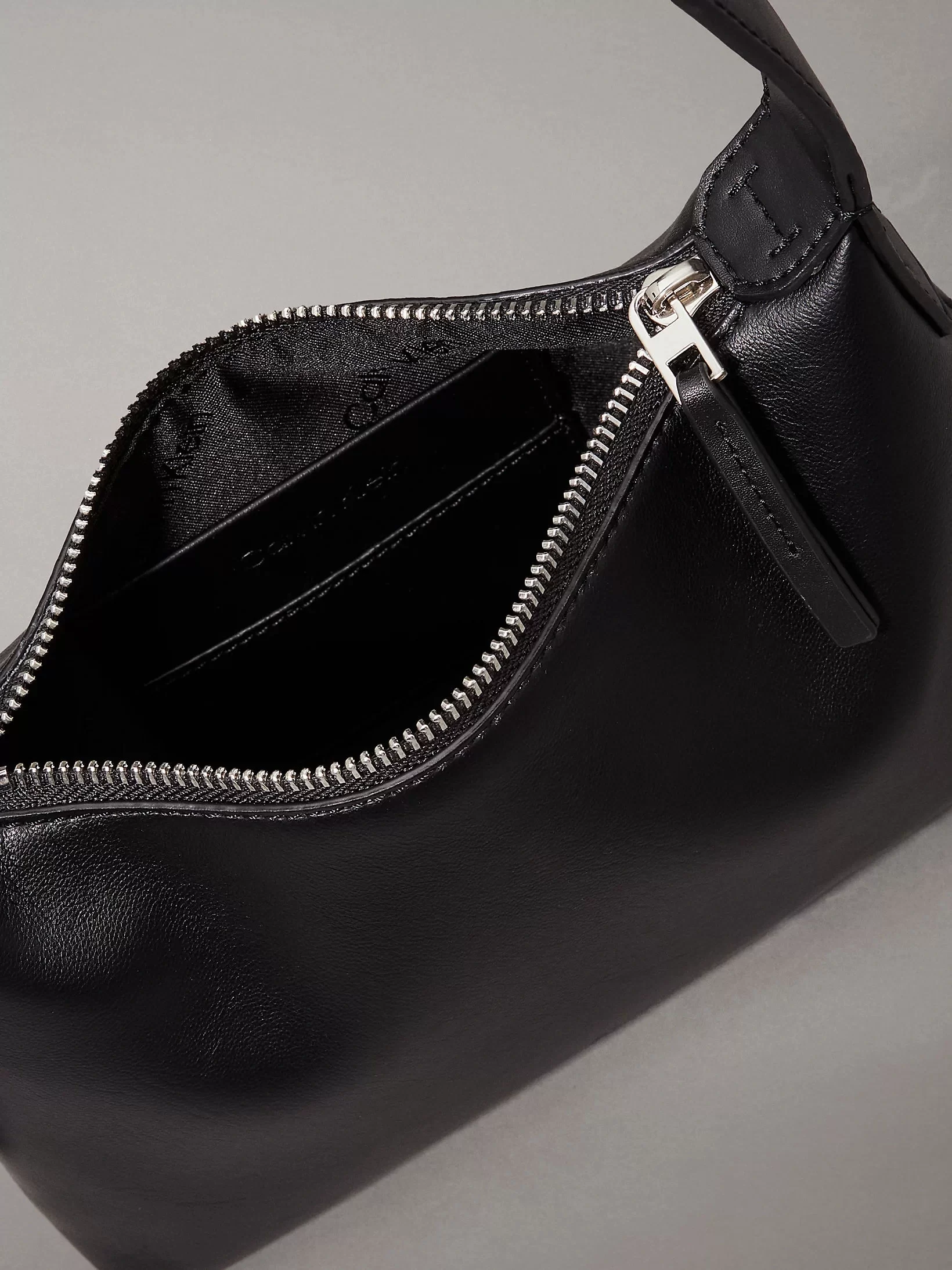 Calvin Klein Kadın Siyah Omuz Çantası K60K613027-BEH