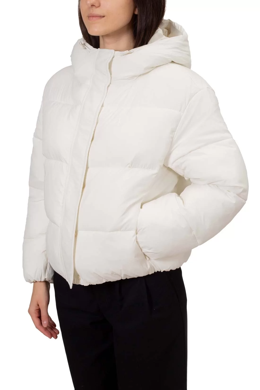 CK Jeans LOGO SHORT HOODED PUFFER Kadın Beyaz Mont J20J224112-YBI