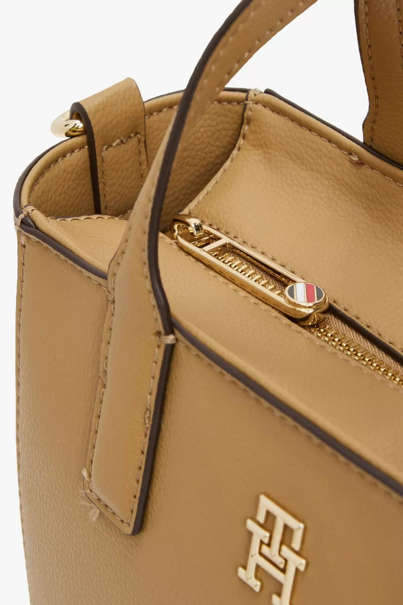 Tommy Hilfiger TH SOFT LOGO MINI TOTE Kadın kahverengi El Çantası AW0AW16907RBC