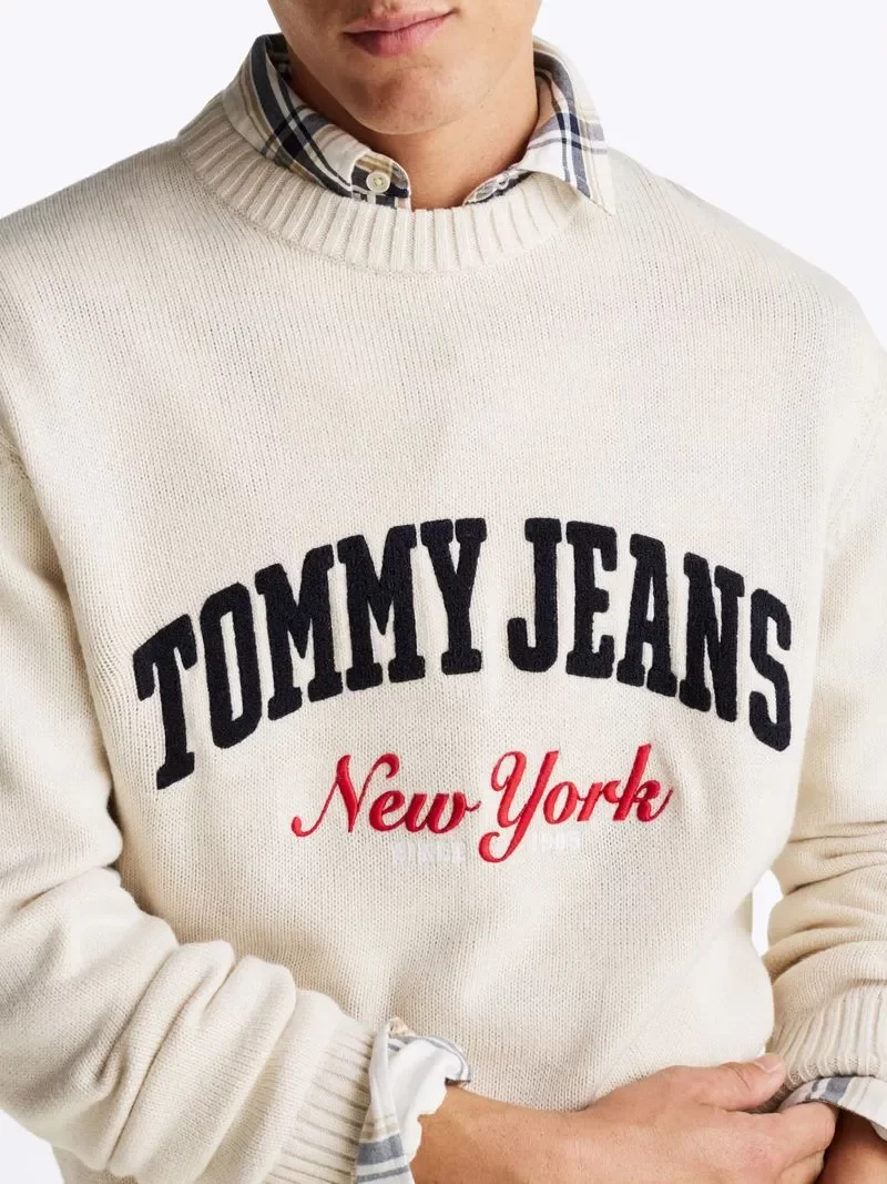 Tommy Jeans TJM REG VARSITY CREW SWEATER EXT Erkek beyaz Kazak DM0DM21114ACG
