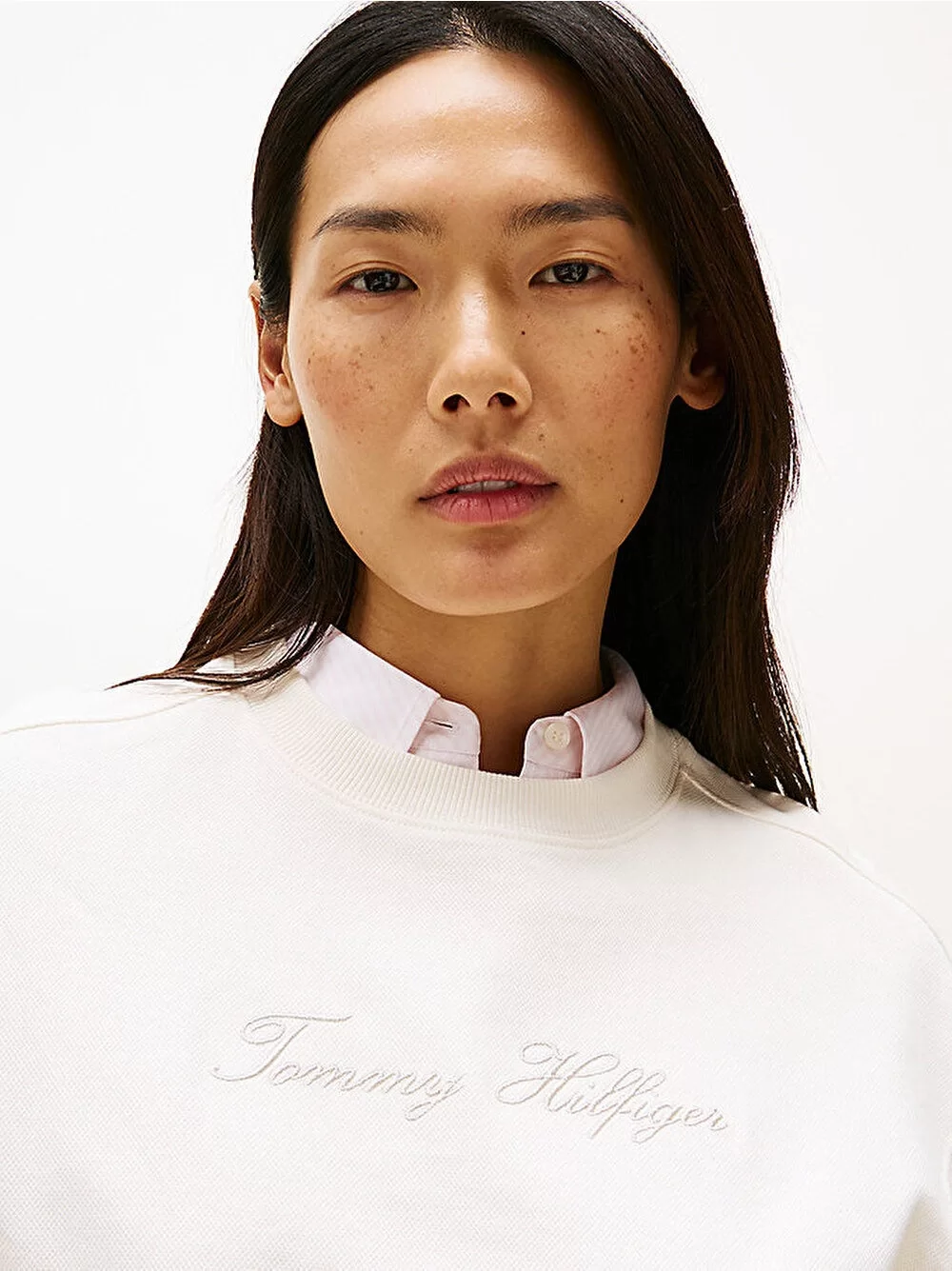 Tommy Hilfiger Kadın Simli Yazı Baskılı Normal Kesim Beyaz Kazak WW0WW47159YA8
