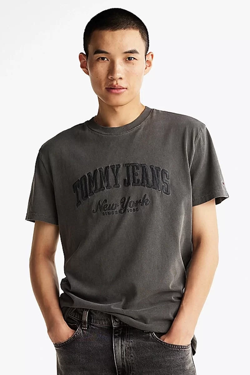 Tommy Jeans TJM REG VINTAGE VARSITY TEE Erkek SİYAH T-shirt DM0DM20356BDS