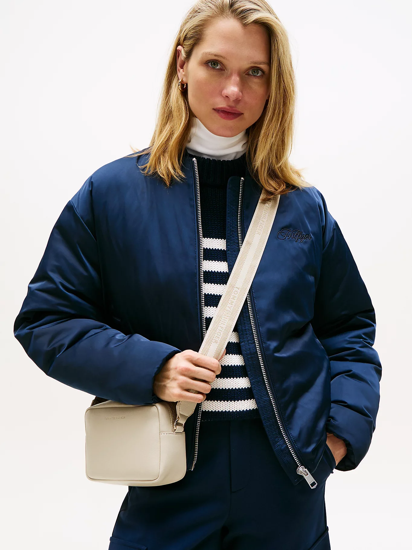 Tommy Hilfiger TH Logo Şeritli Kamera Kadın Çanta AW0AW17689ACI