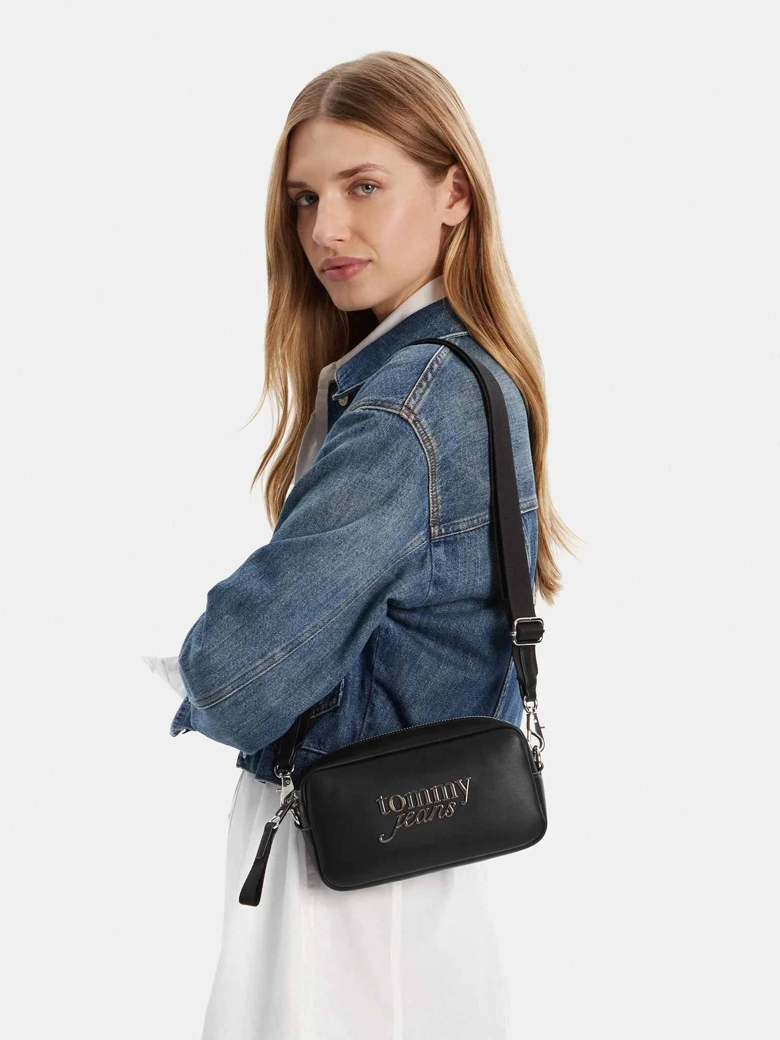 Tommy Hilfiger TJW Kalın Yazı Baskılı Kamera Kadın Siyah Omuz Çantası AW0AW17897BDS