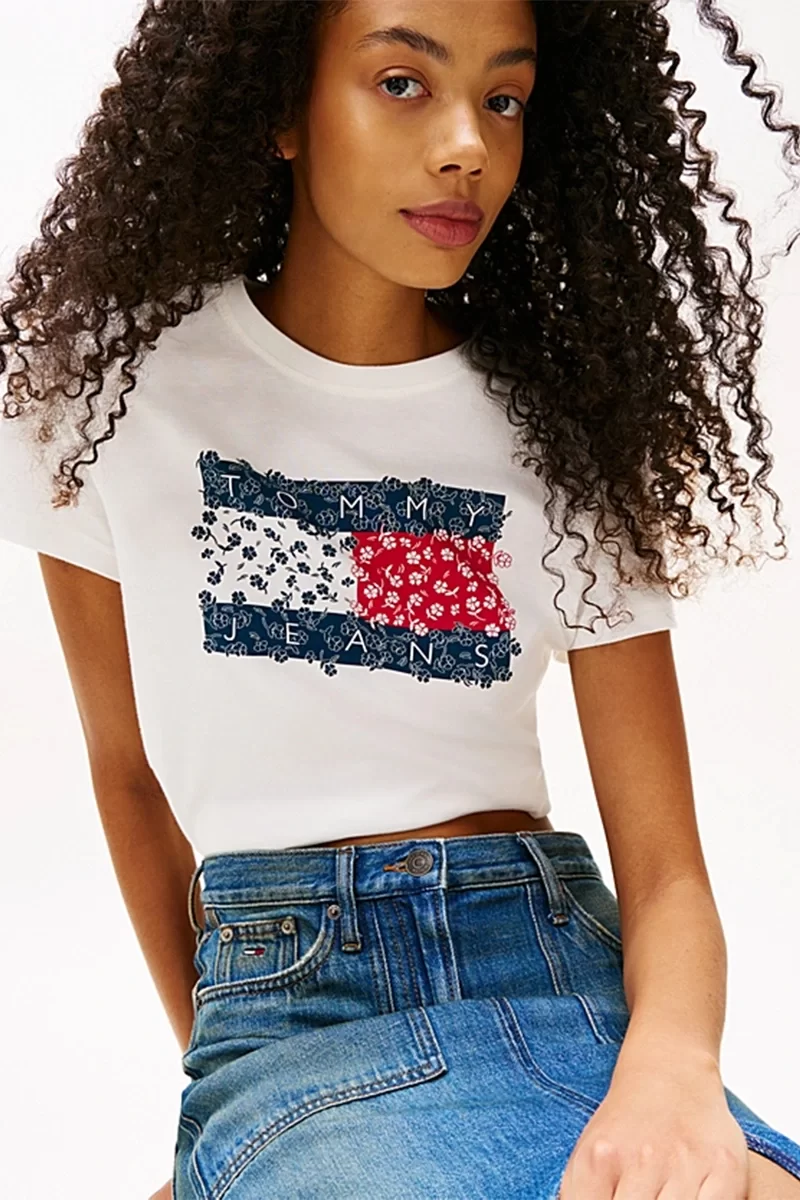 Tommy Jeans Kadın Çiçekli Bayrak Desenli Beyaz T-shirt DW0DW20897YBL