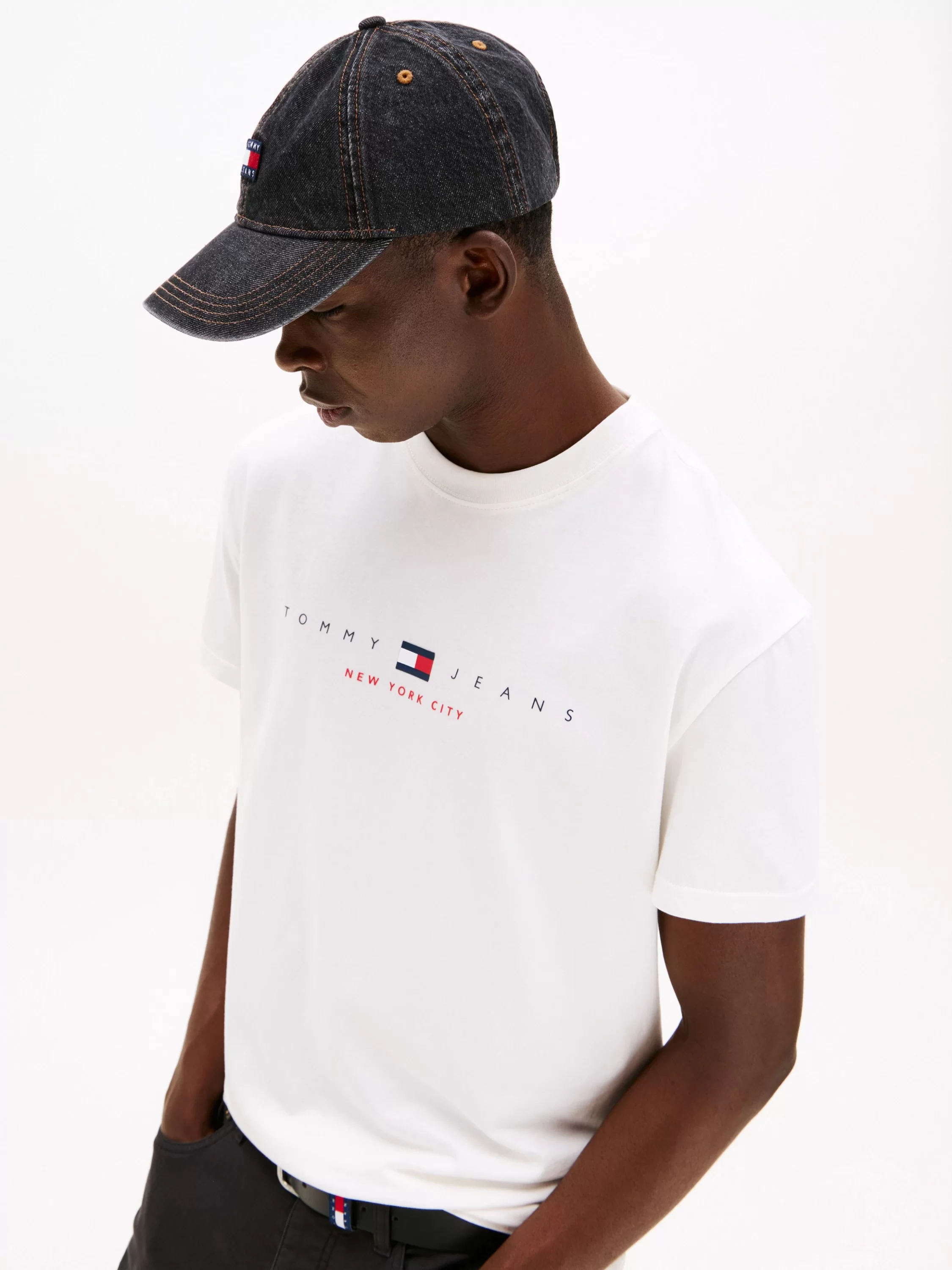 Tommy Jeans TJM REG FLAG LINEAR SS TEE EXT Erkek Beyaz T-shirt DM0DM21911YBL