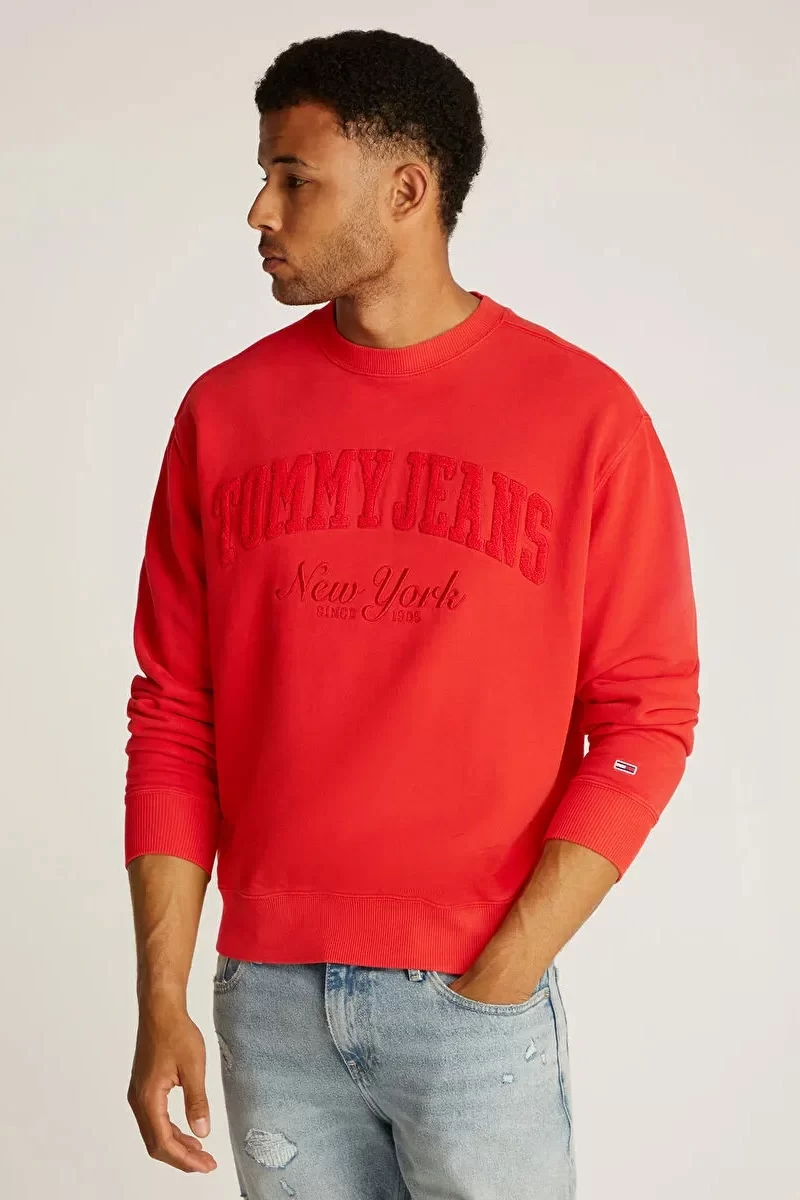 Tommy Jeans TJM RLX VINTAGE VARSITY CREW Erkek KIRMIZI Sweatshirt DM0DM20262XME