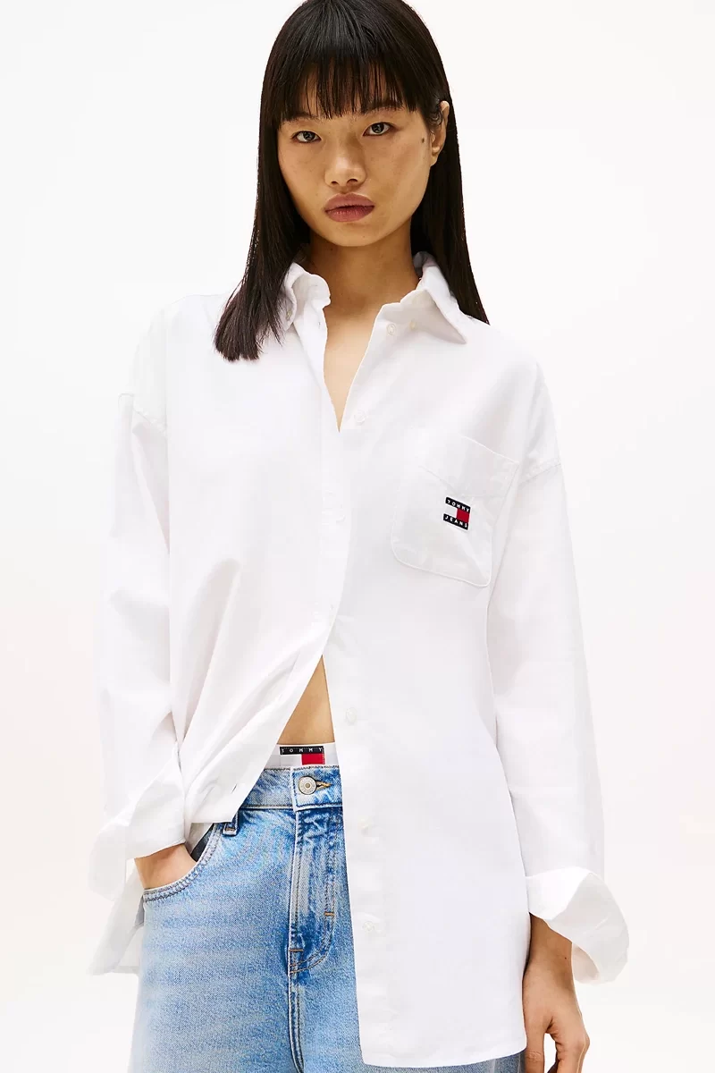 Tommy Jeans TJW OVS BADGE OXFORD SHIRT EXT Kadın beyaz Gömlek DW0DW20289YBL