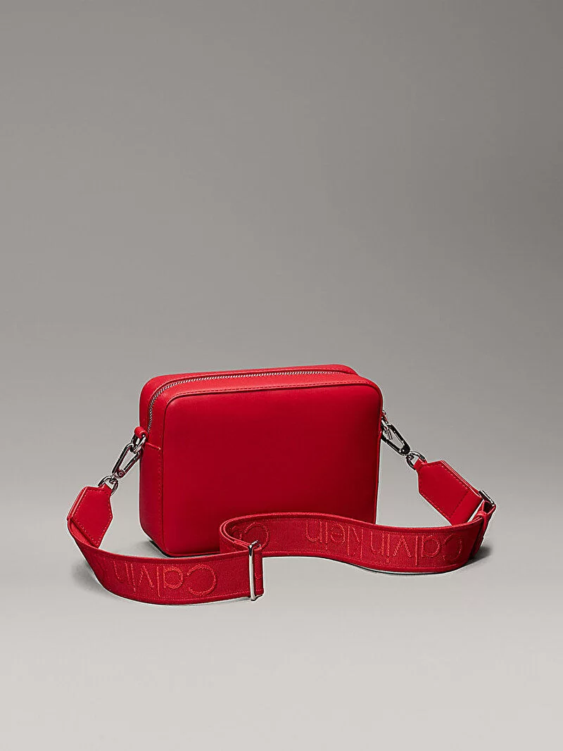 Calvin Klein CK MUST SMALL CAMERA BAG Kadın  Çapraz Çanta K60K613145-IMV