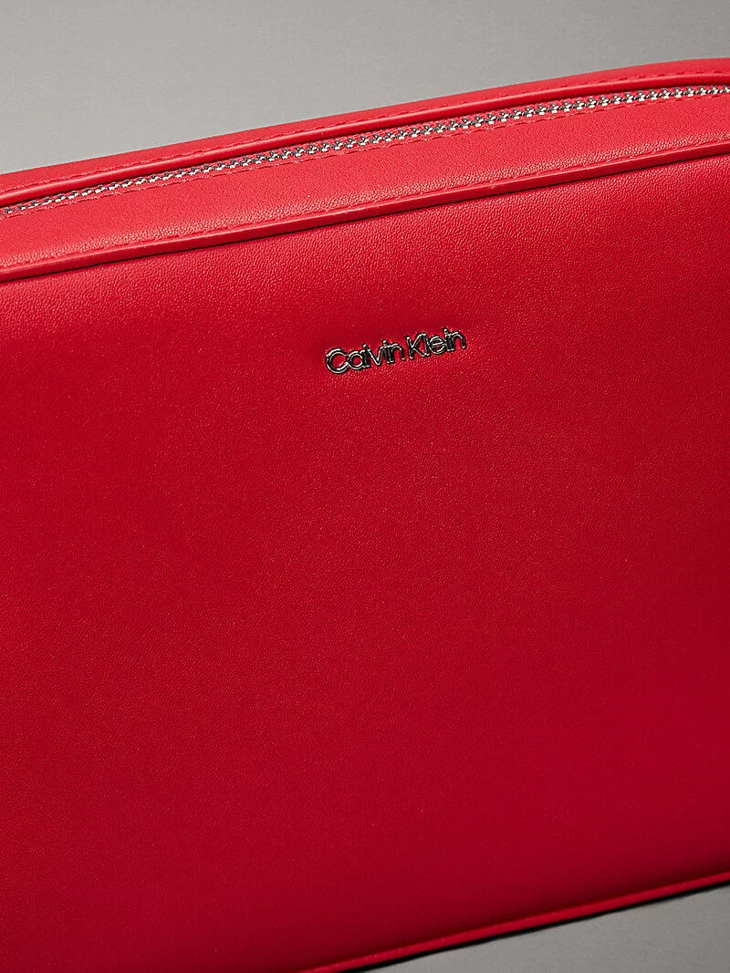 Calvin Klein CK MUST SMALL CAMERA BAG Kadın  Çapraz Çanta K60K613145-IMV