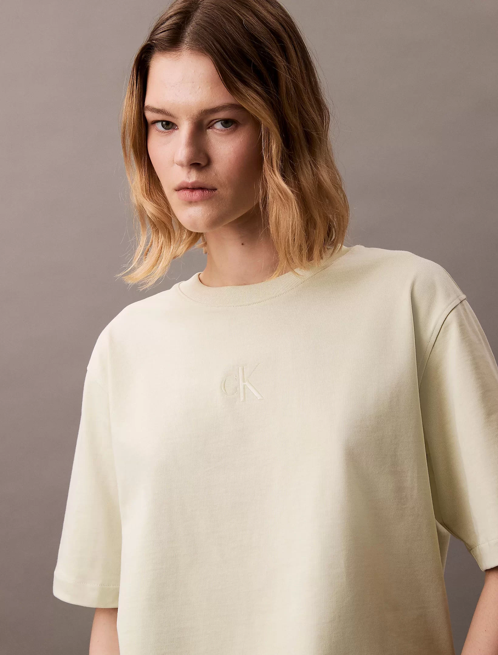 CK Jeans A- SS REL LIQUID CK MONOLOGO TEE Kadın  T-shirt LV047AB818-NF1