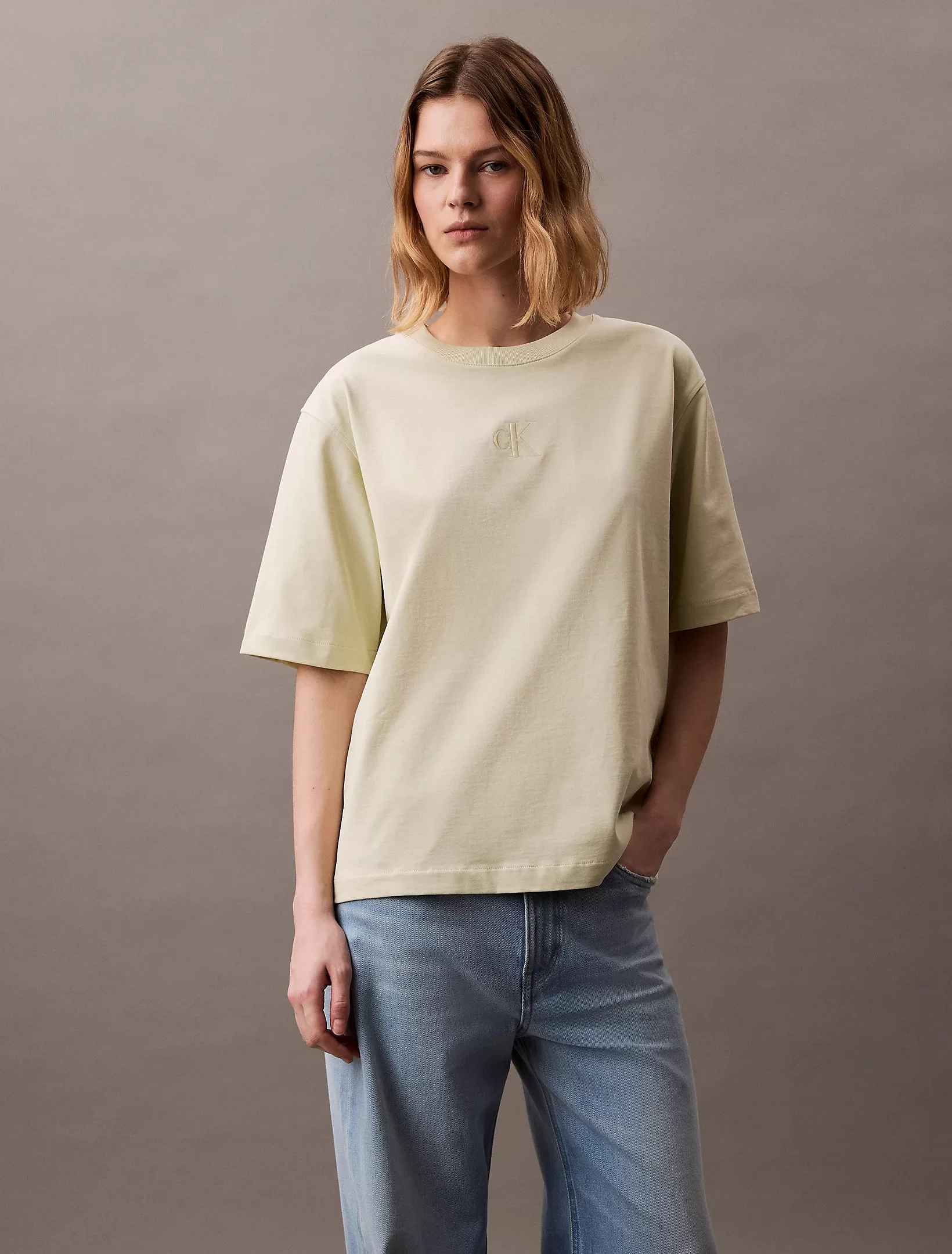 CK Jeans A- SS REL LIQUID CK MONOLOGO TEE Kadın  T-shirt LV047AB818-NF1